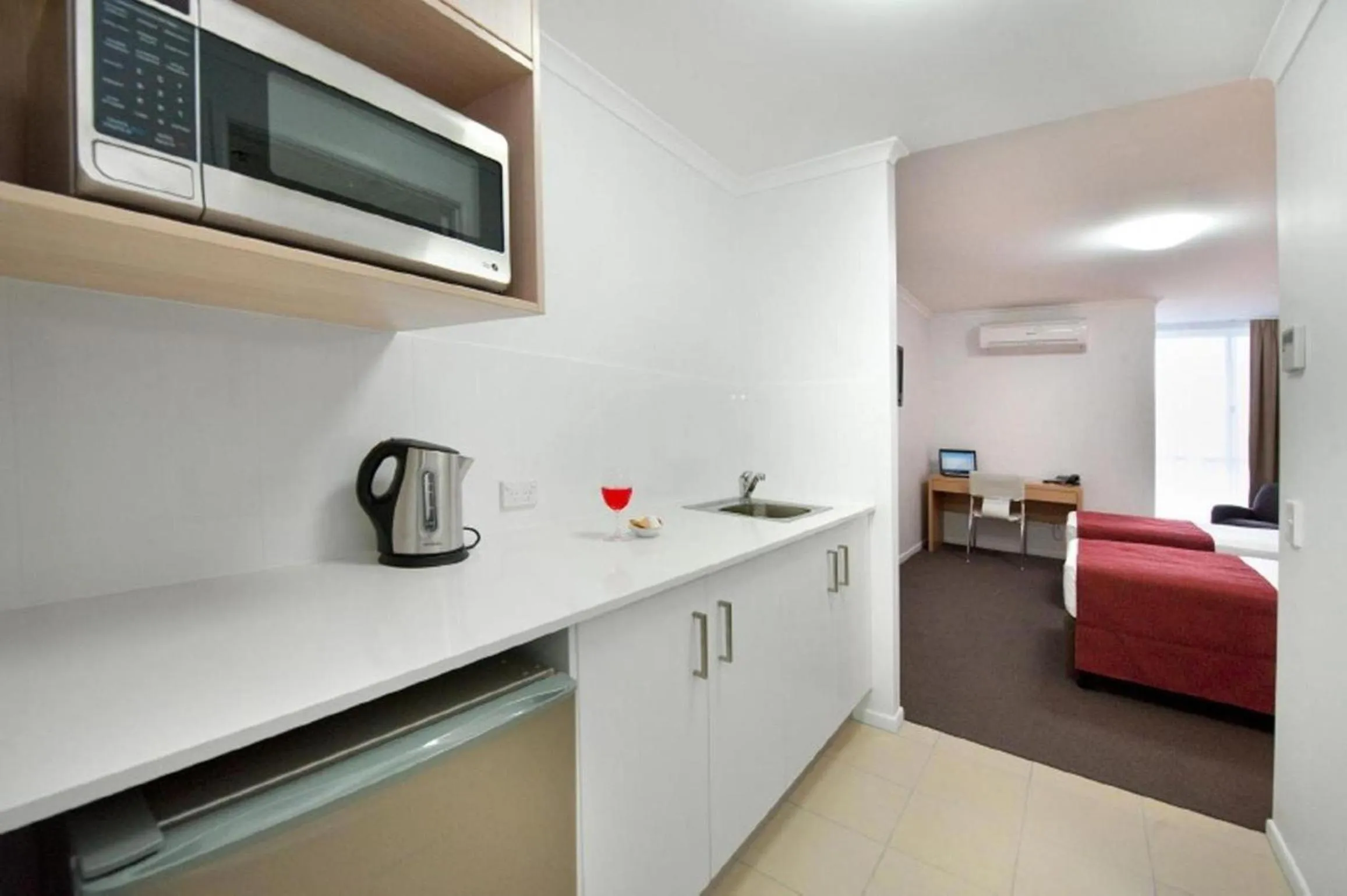 Kitchen or kitchenette, Bed in Edge Apartment Hotel