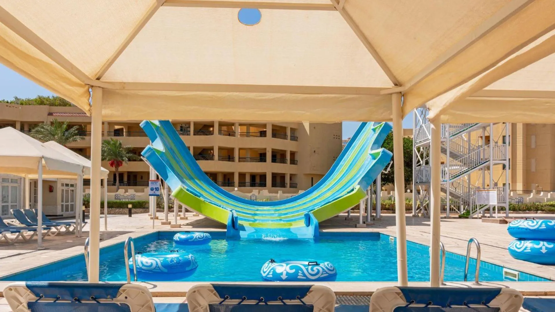 Swimming pool in Sunny Days Mirette Family Resort