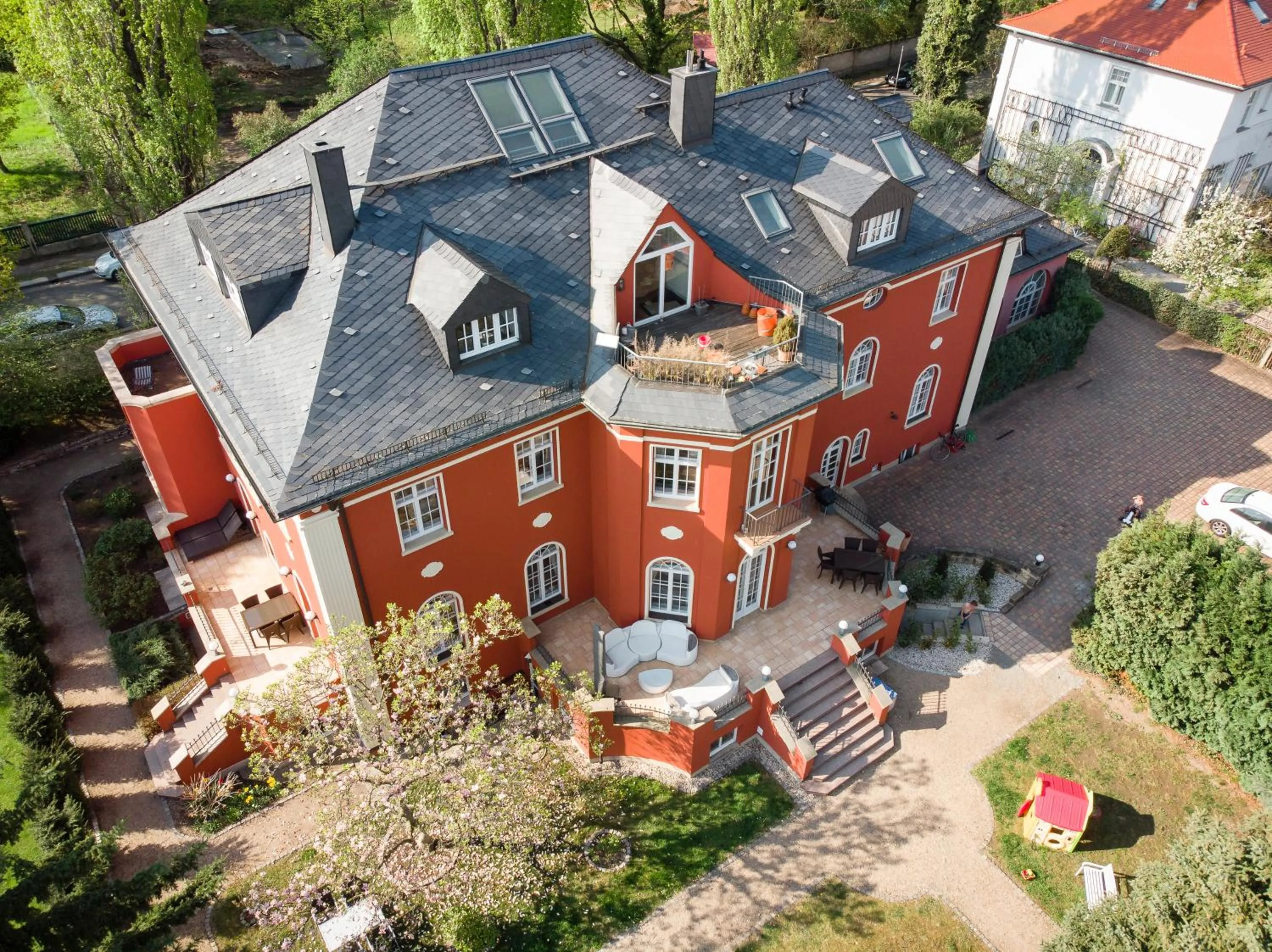 Property building in Villa am Park Apartment