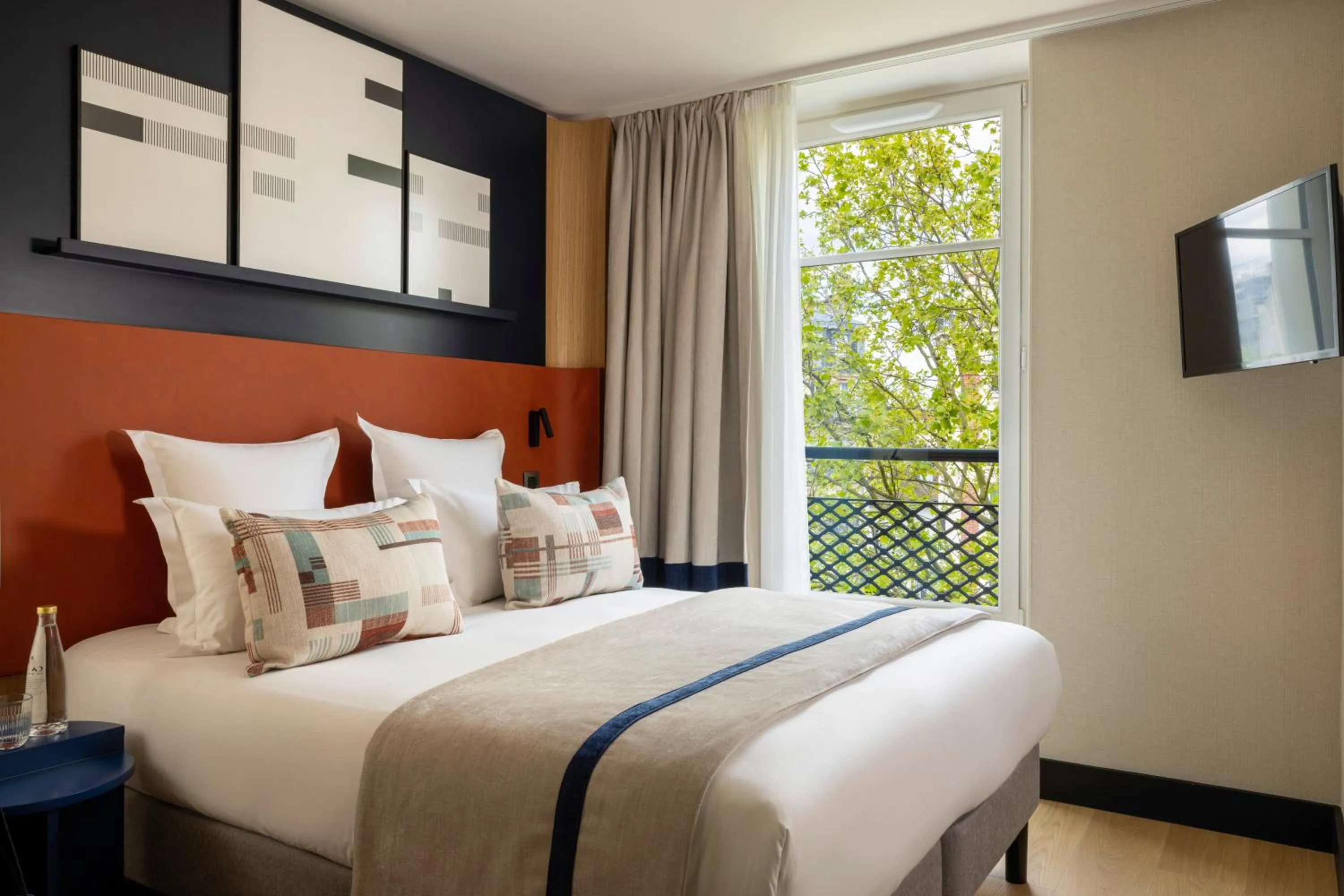 Bedroom, Bed in Hôtel Raspail Montparnasse