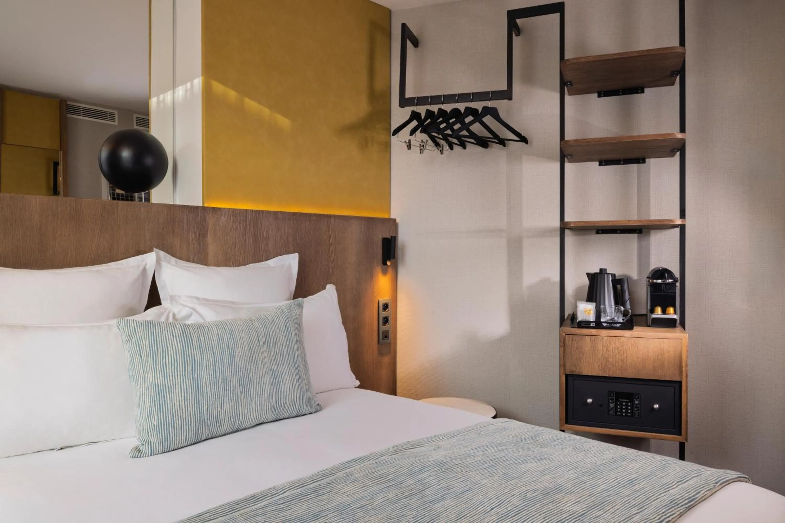 Bed in Hôtel Raspail Montparnasse