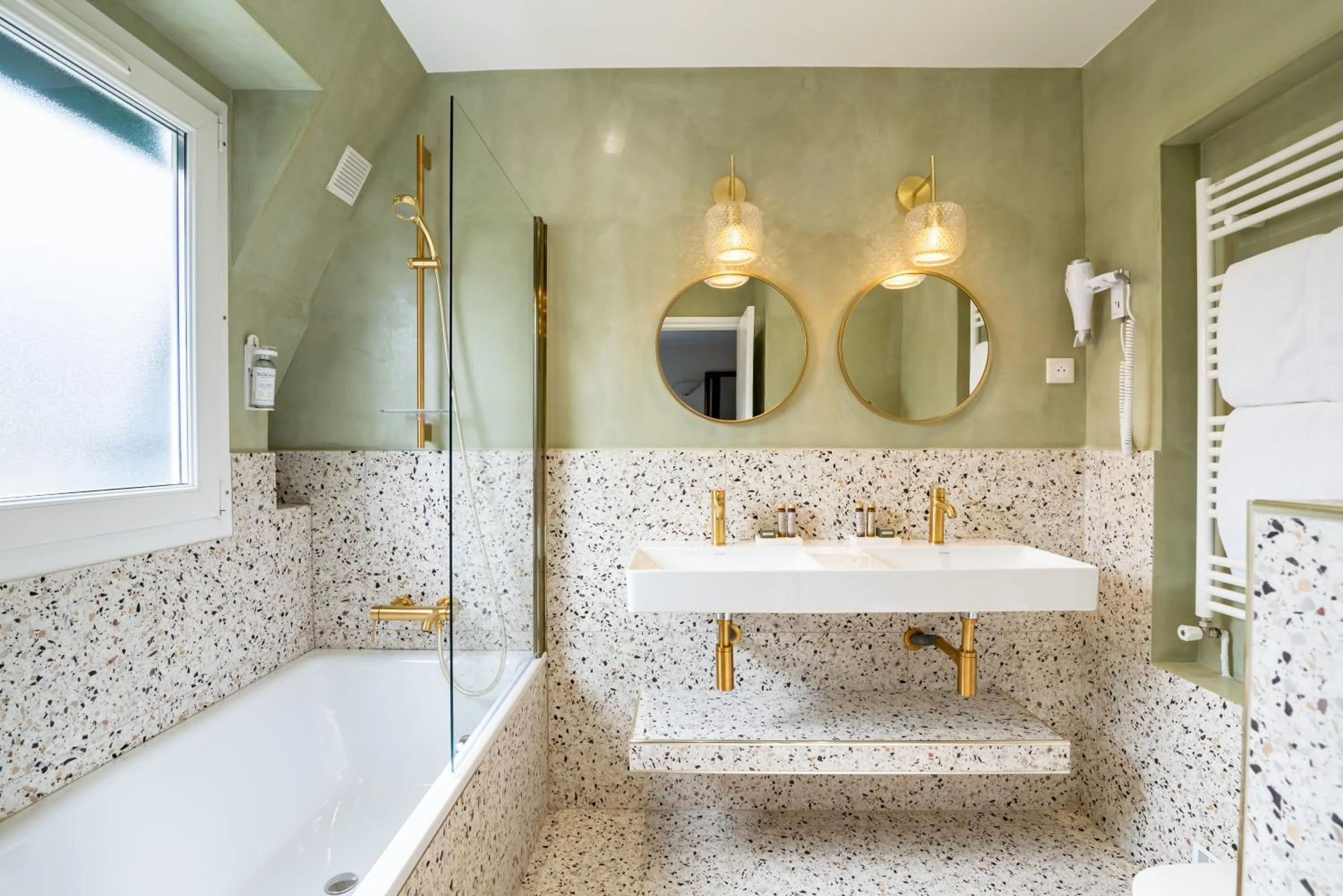 Toilet in Queens Boutique Hotel