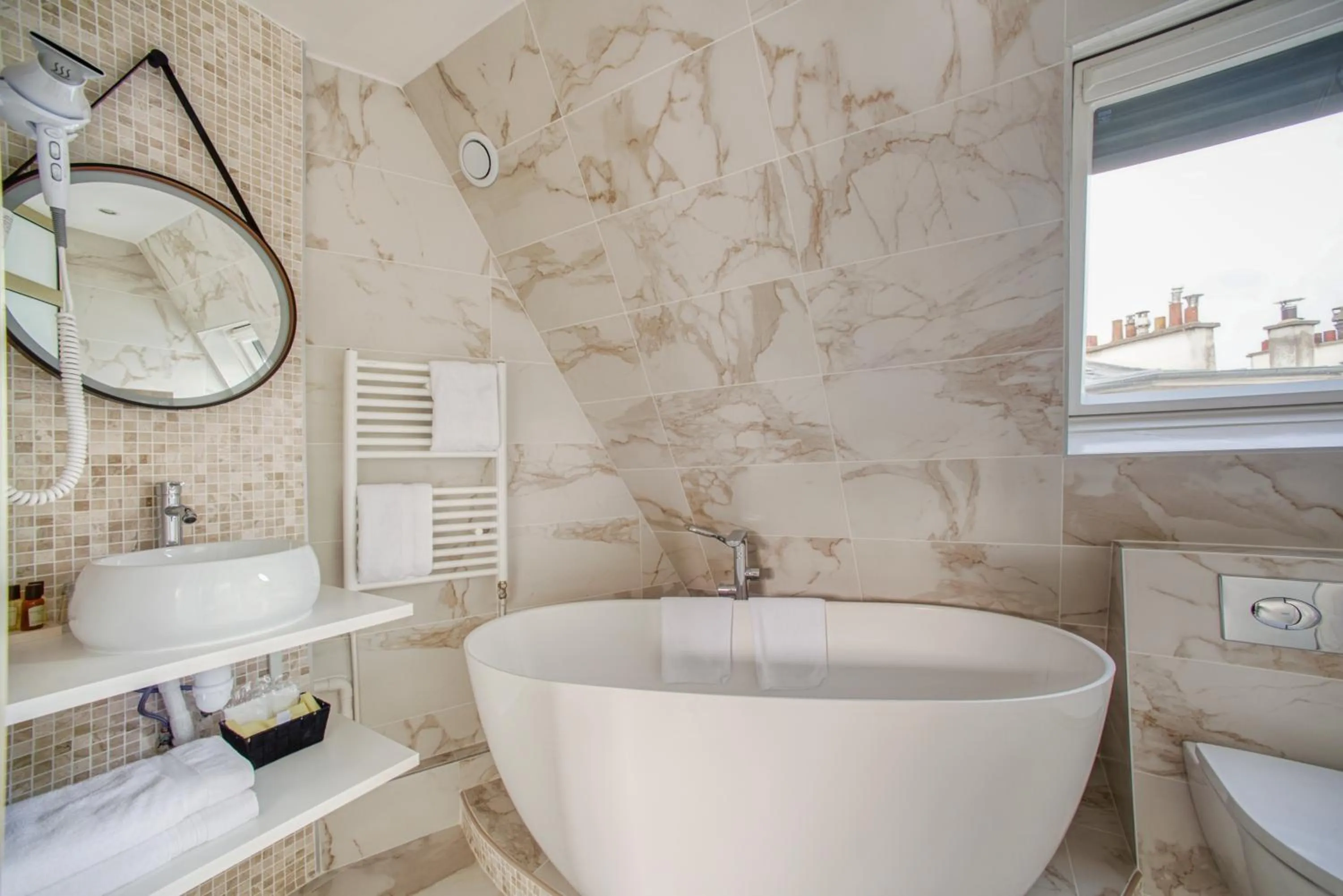 Toilet in Queens Boutique Hotel