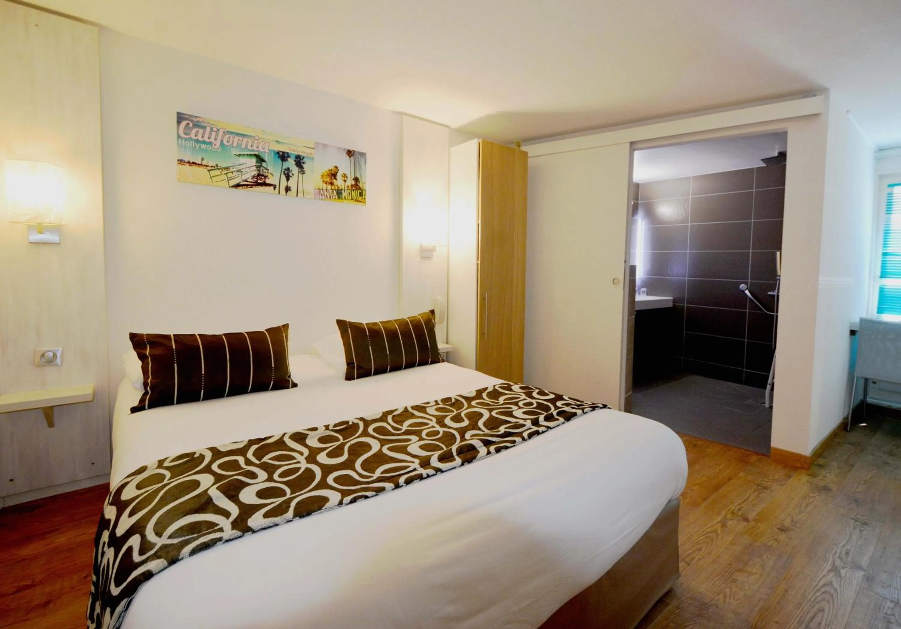 Bedroom, Bed in Logis - Hôtel & Restaurant des Lacs Paris Sud