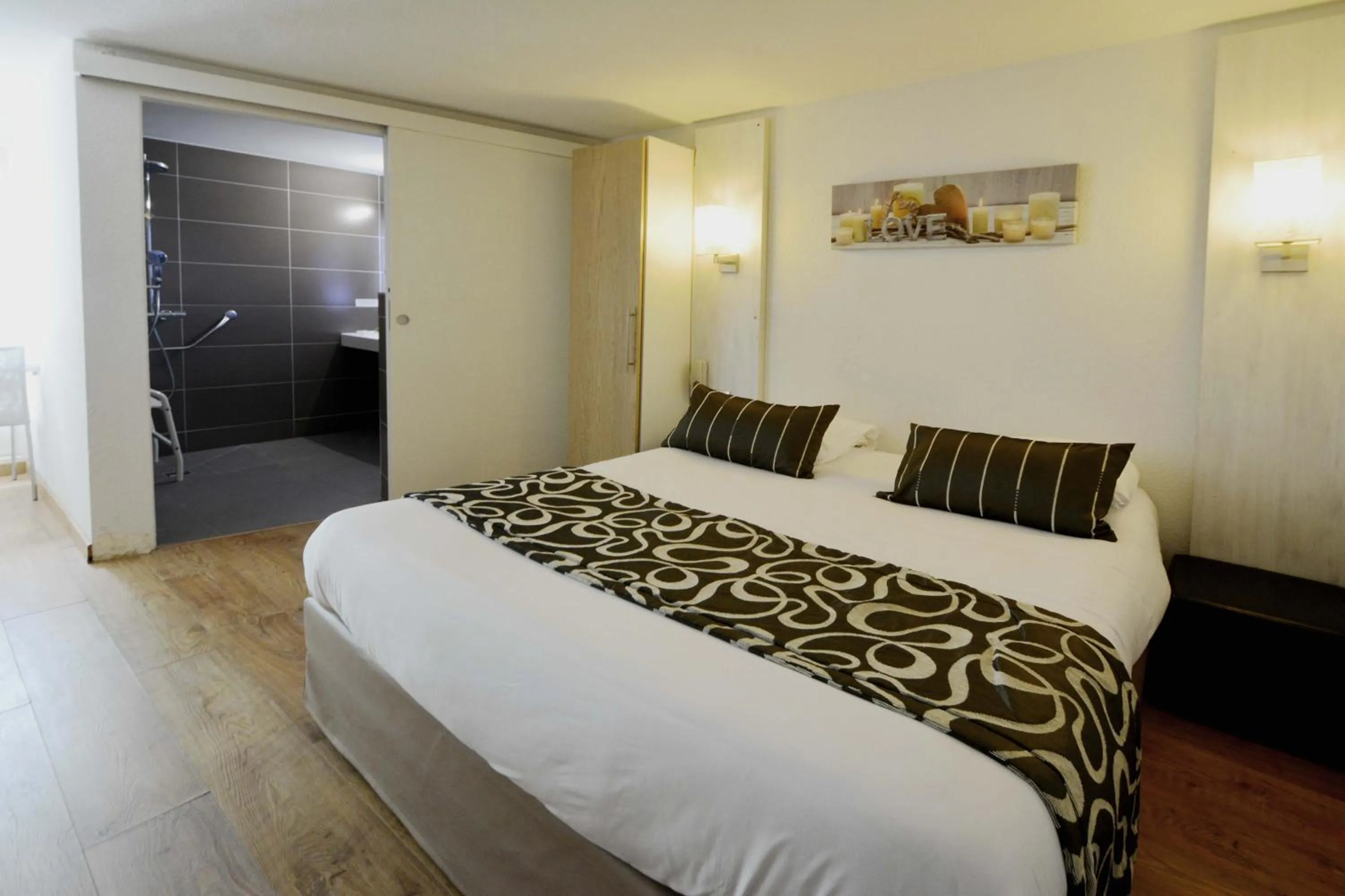 Bedroom, Bed in Logis - Hôtel & Restaurant des Lacs Paris Sud