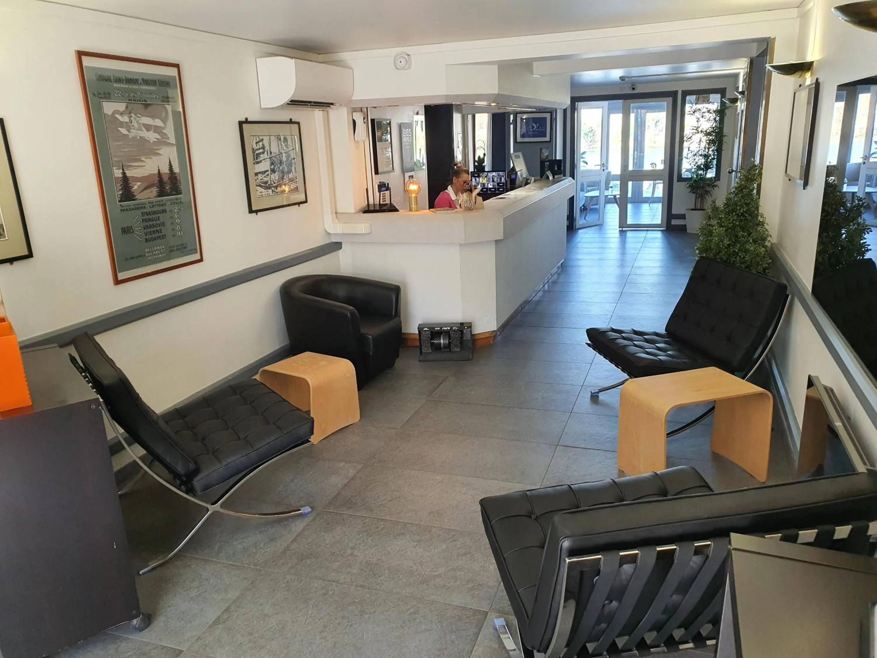 Lobby or reception in Logis - Hôtel & Restaurant des Lacs Paris Sud