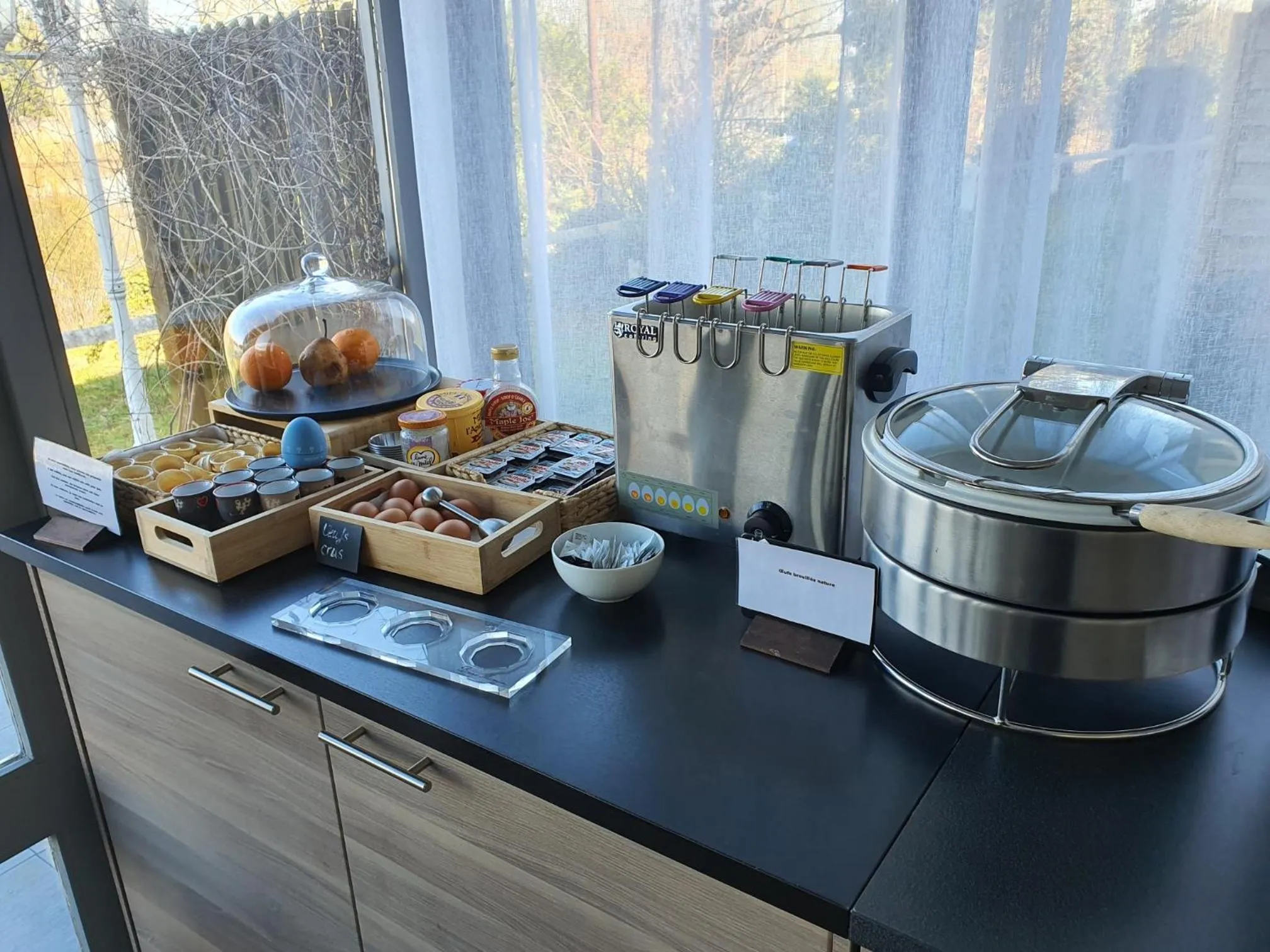 Buffet breakfast in Logis - Hôtel & Restaurant des Lacs Paris Sud