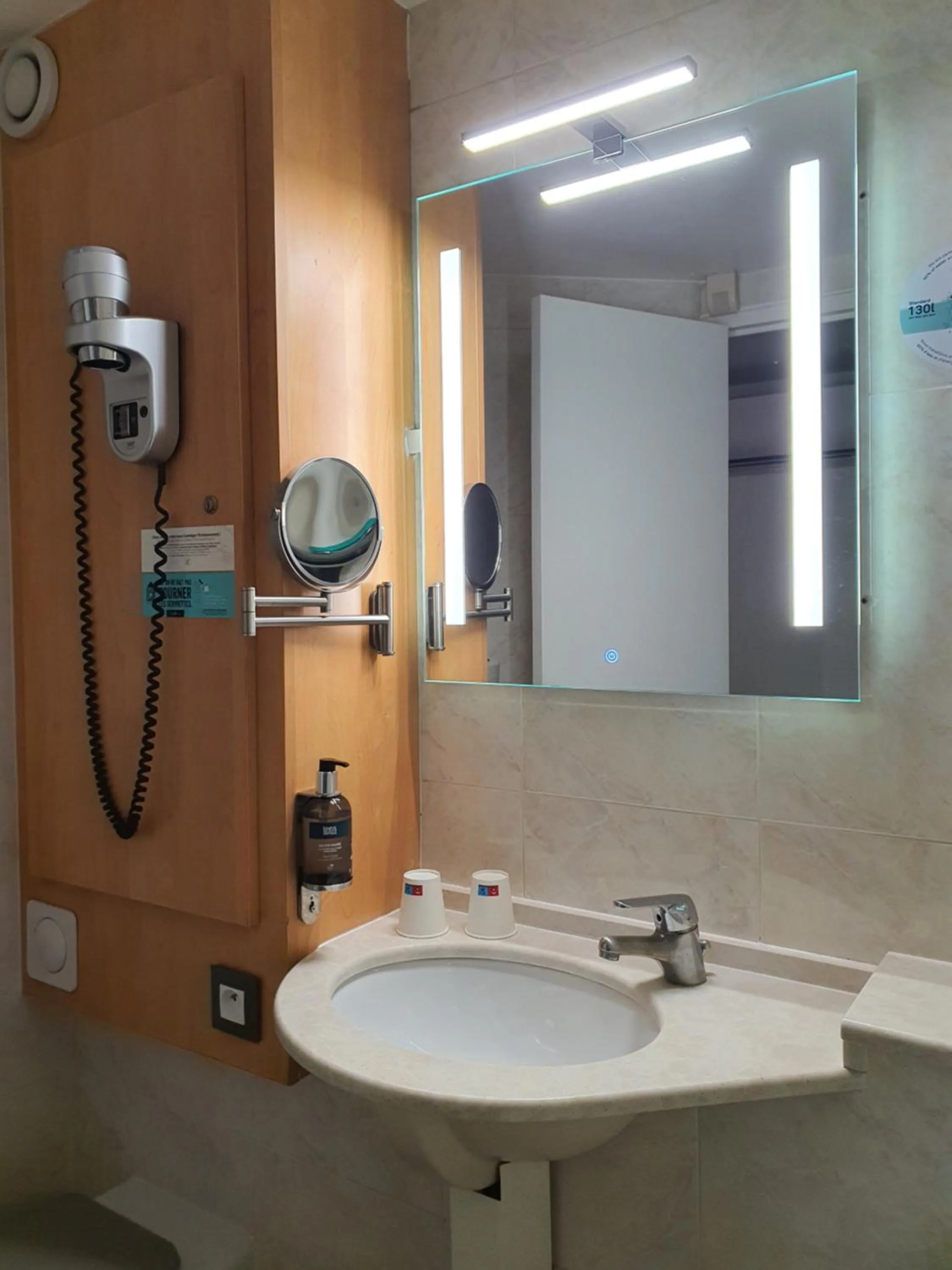 Bathroom in Logis - Hôtel & Restaurant des Lacs Paris Sud