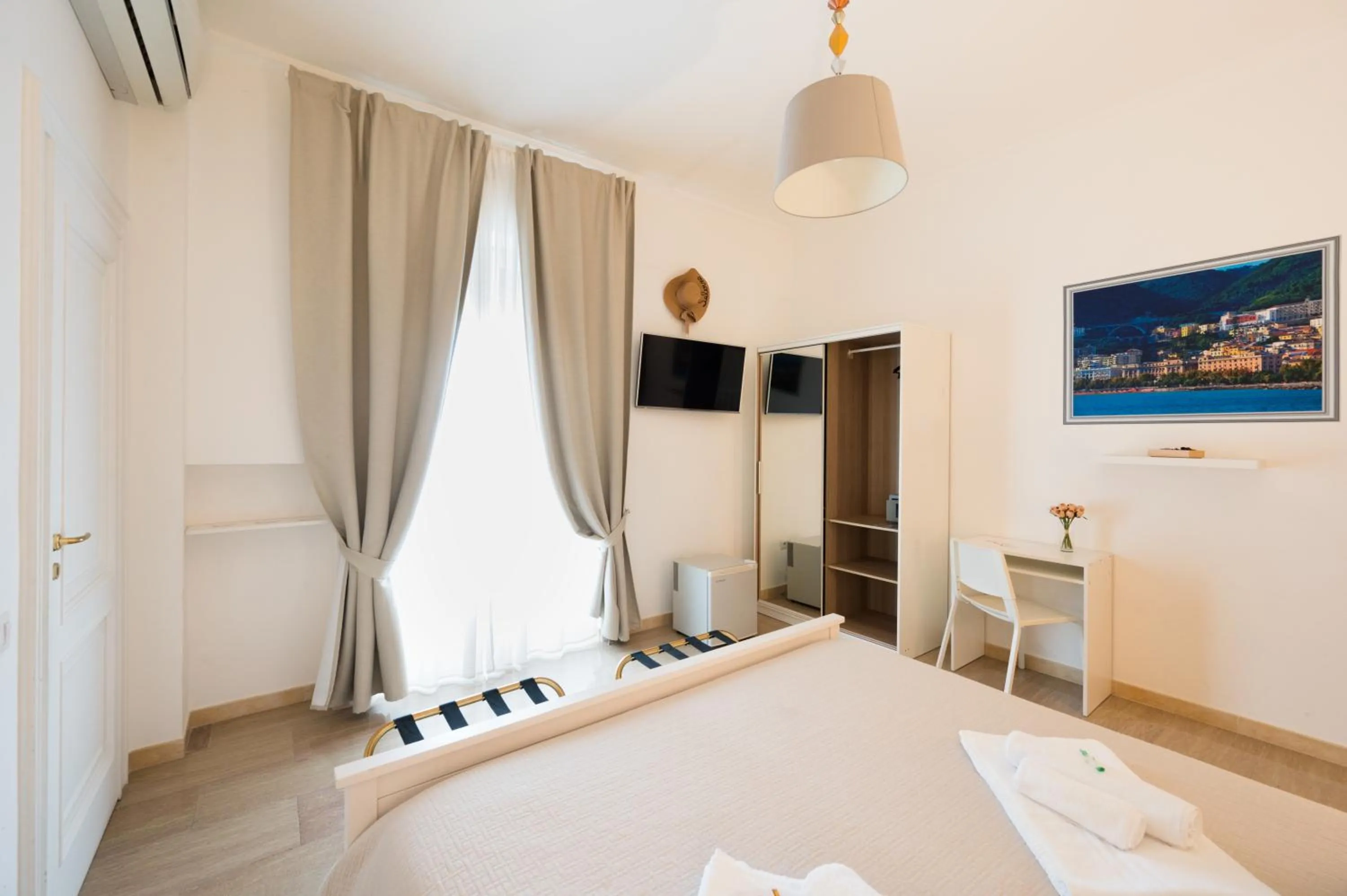 Photo of the whole room, Bed in Panoramic Rooms Salerno