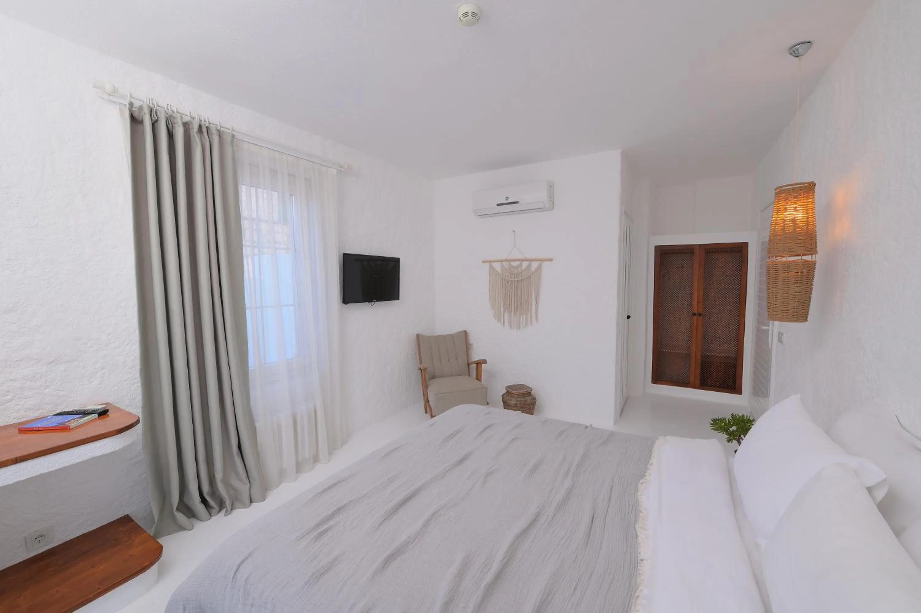 Photo of the whole room, Bed in Peremere Alacati Otel