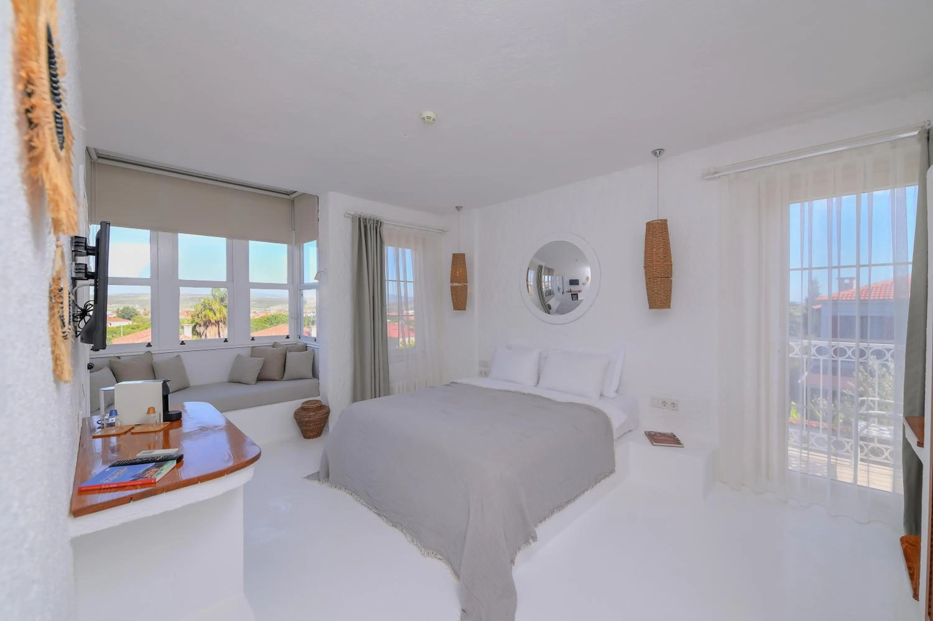 Photo of the whole room, Bed in Peremere Alacati Otel