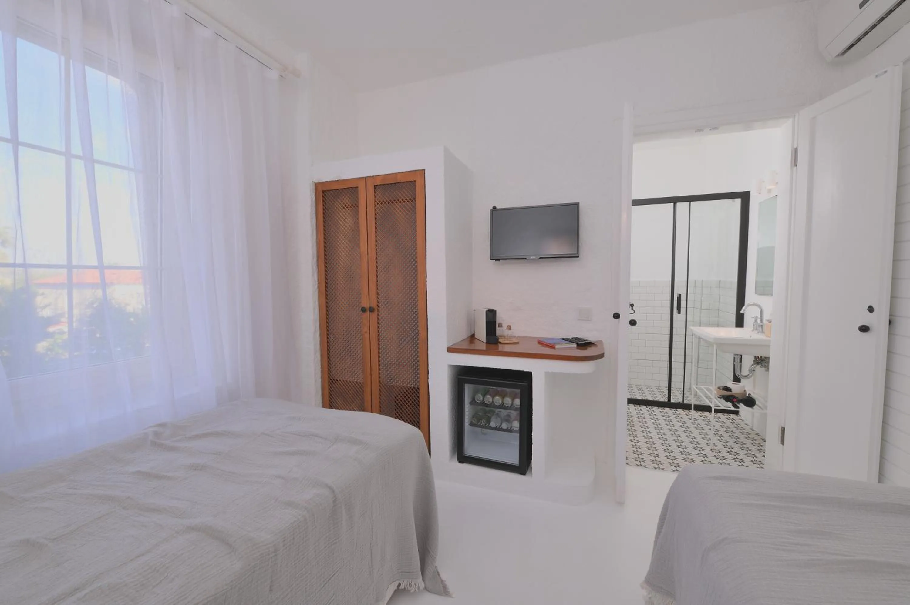 Photo of the whole room, Bed in Peremere Alacati Otel
