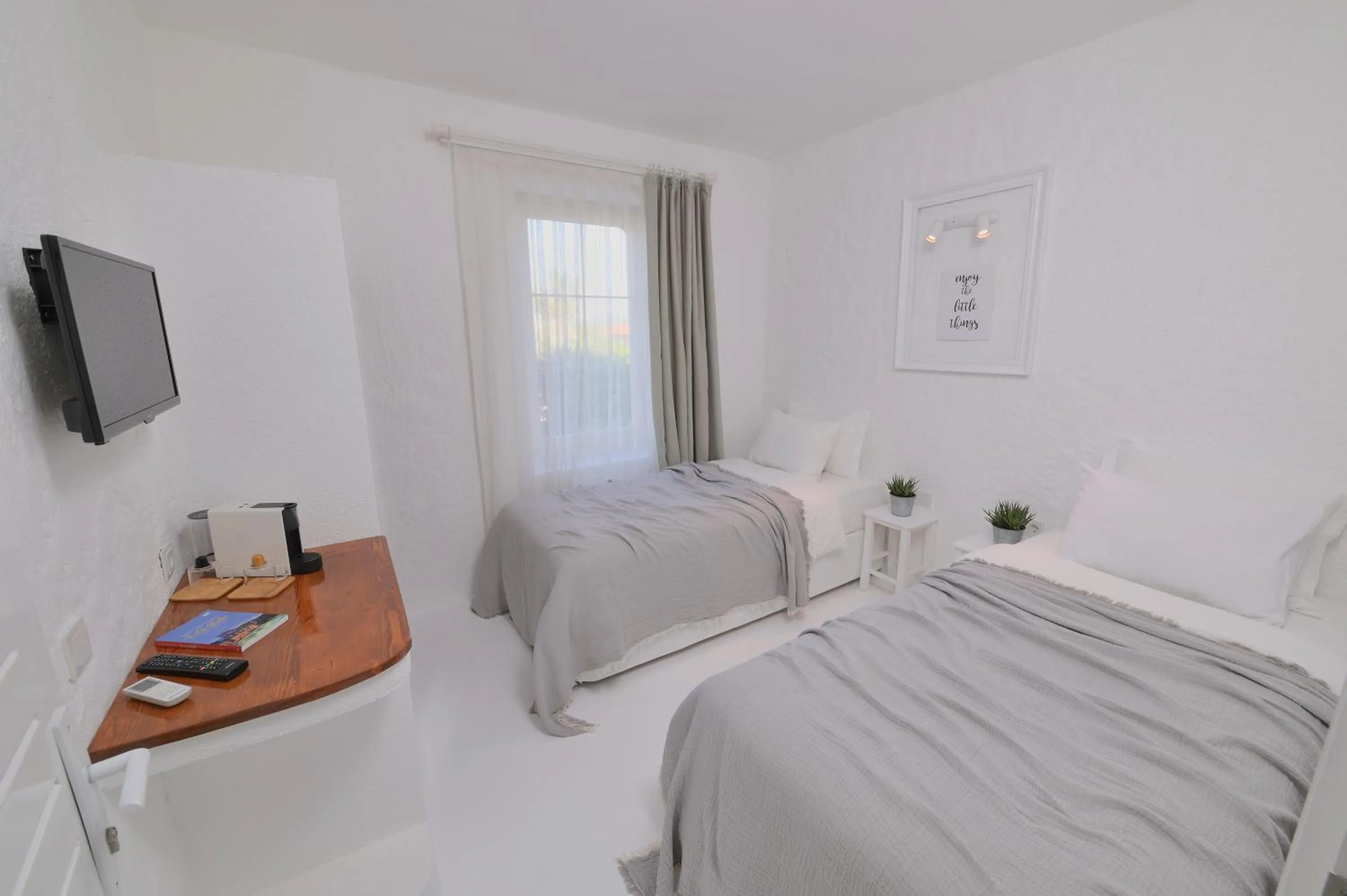 Photo of the whole room, Bed in Peremere Alacati Otel