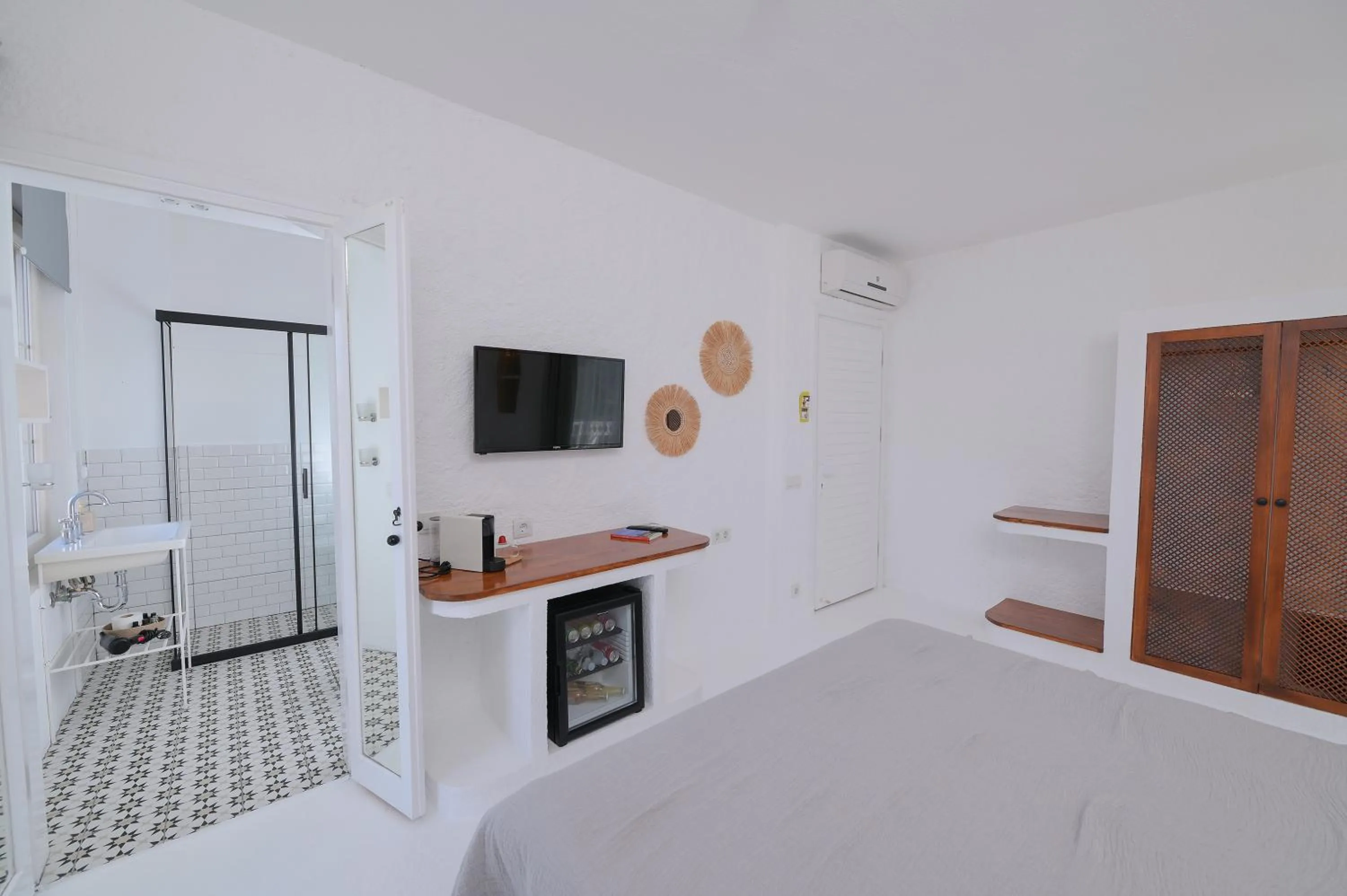 Photo of the whole room, Bed in Peremere Alacati Otel