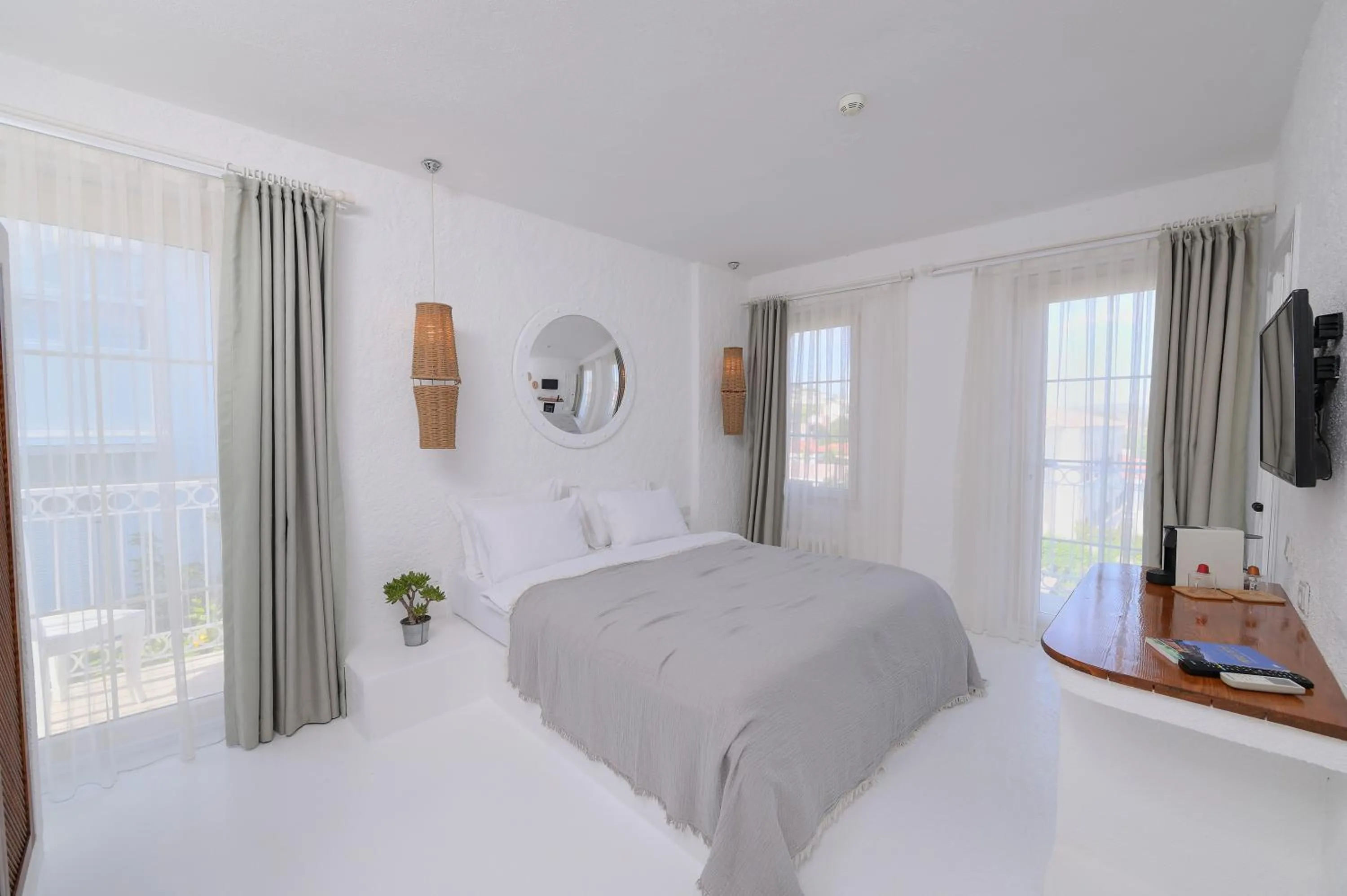 Photo of the whole room, Bed in Peremere Alacati Otel