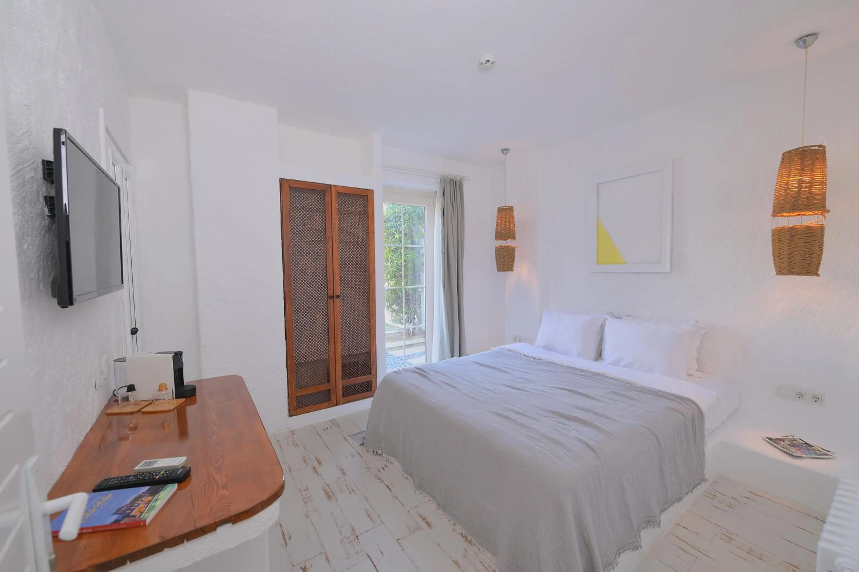 Photo of the whole room, Bed in Peremere Alacati Otel