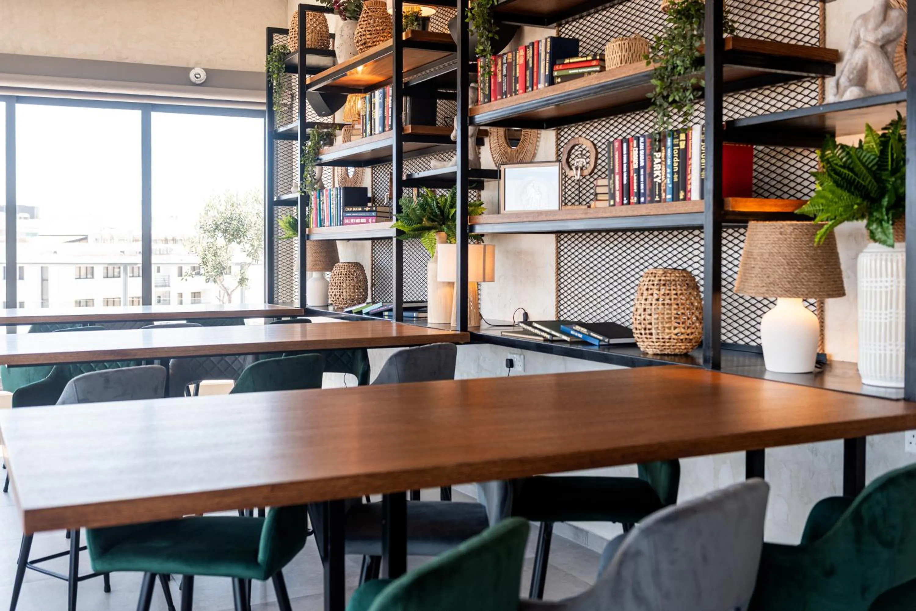 Restaurant/places to eat in Rise Urban Art Hotel