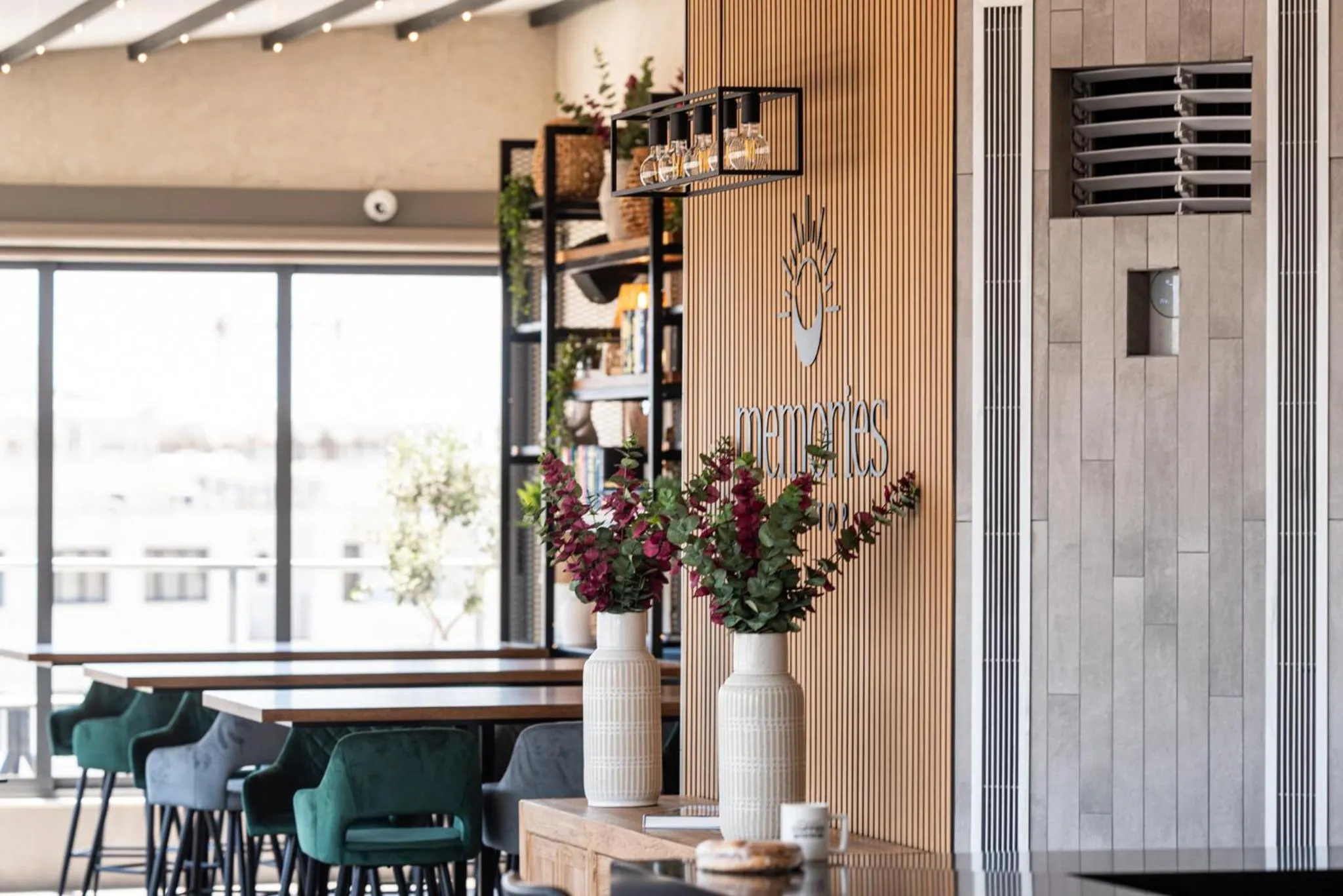 Restaurant/places to eat in Rise Urban Art Hotel