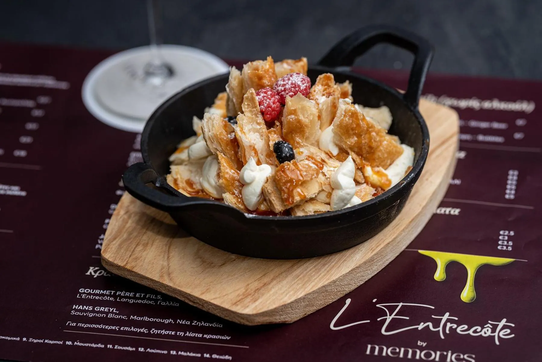 Restaurant/places to eat in Rise Urban Art Hotel