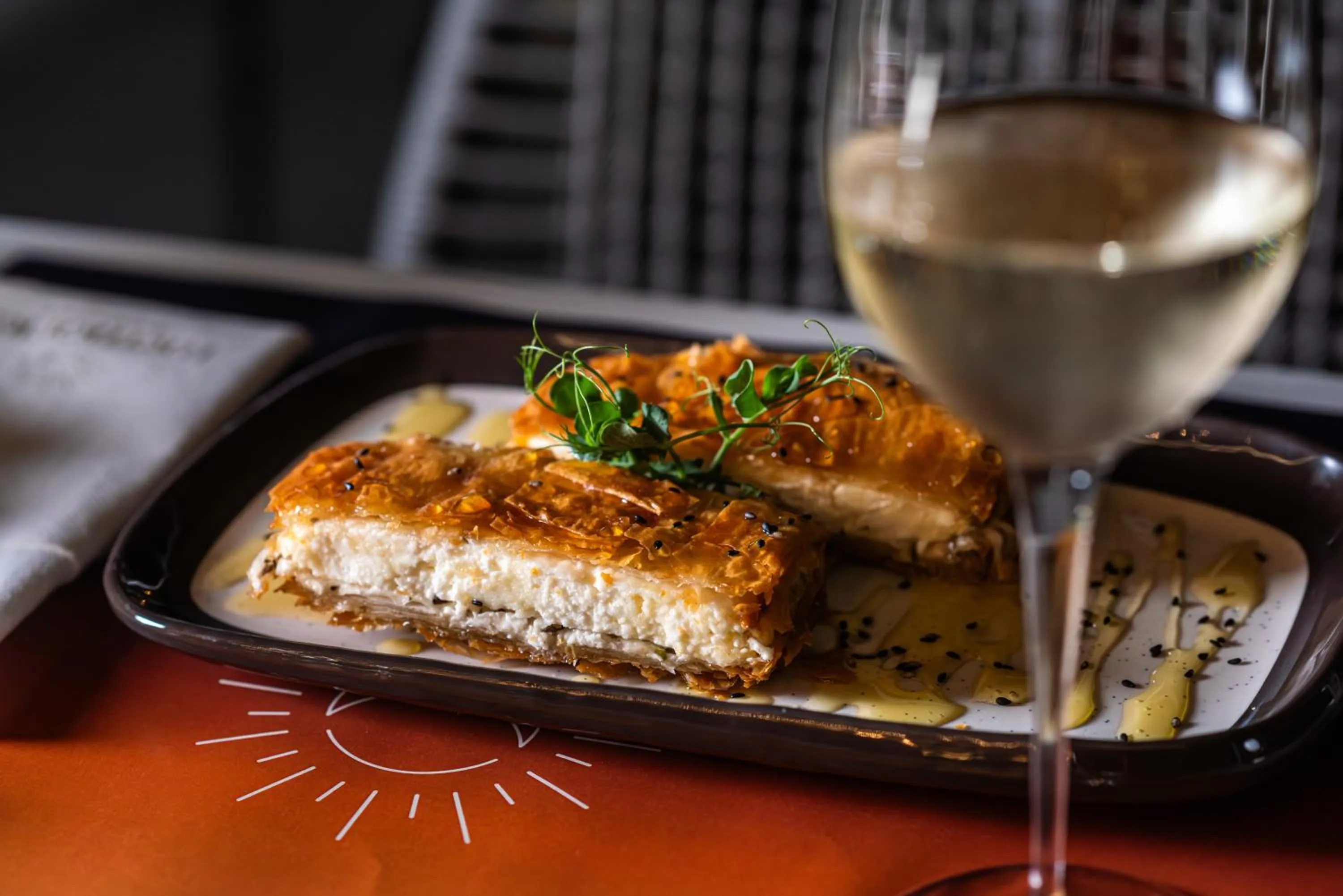 Restaurant/places to eat in Rise Urban Art Hotel