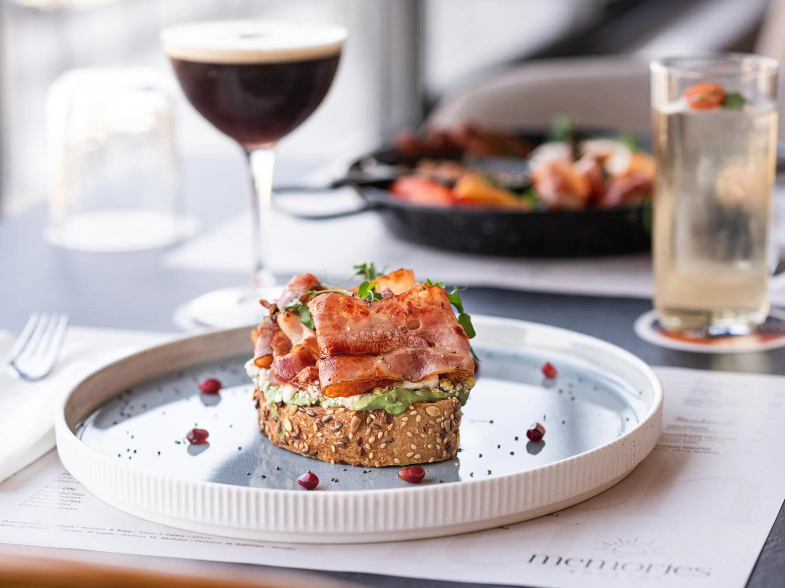 Restaurant/places to eat in Rise Urban Art Hotel