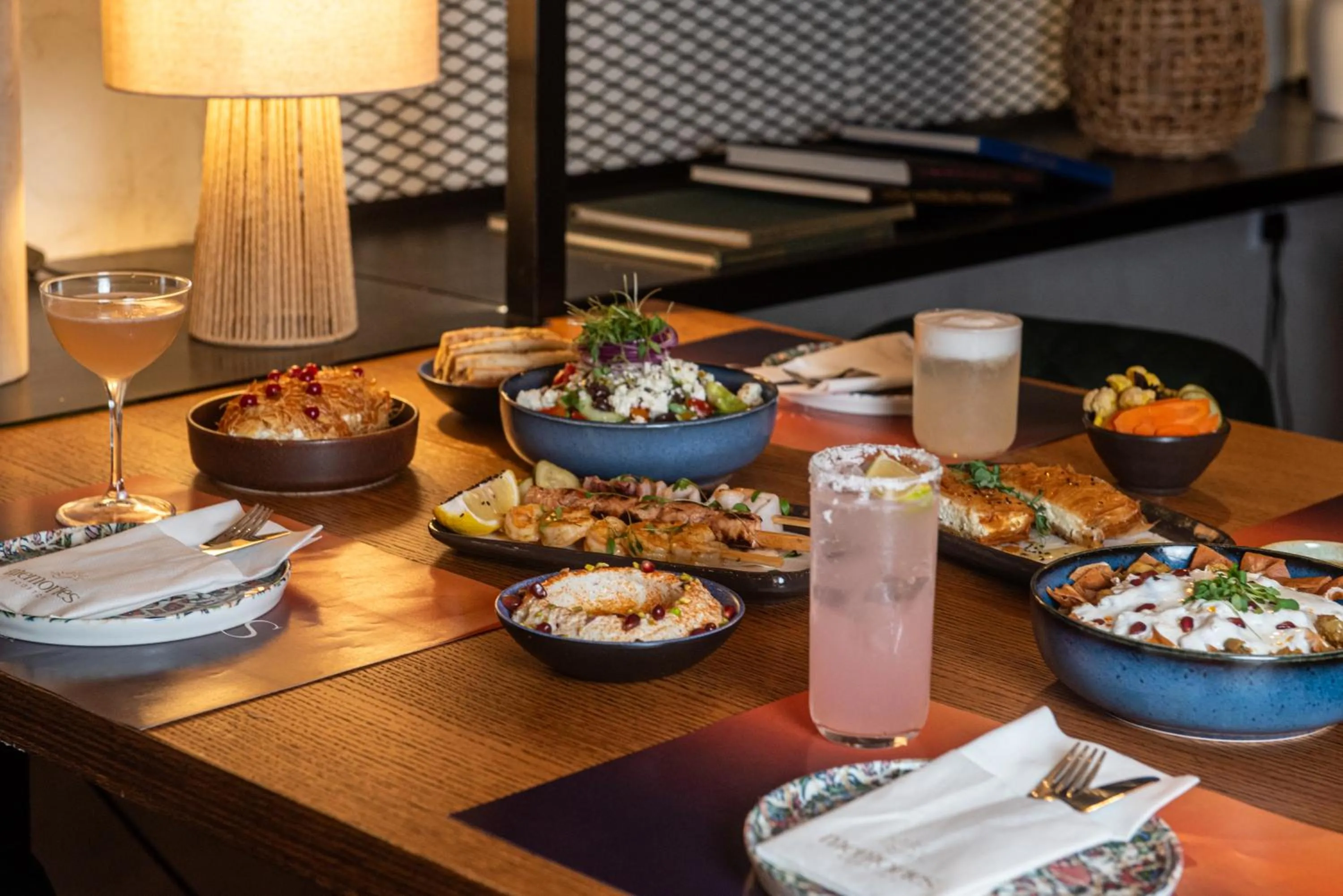 Restaurant/places to eat in Rise Urban Art Hotel