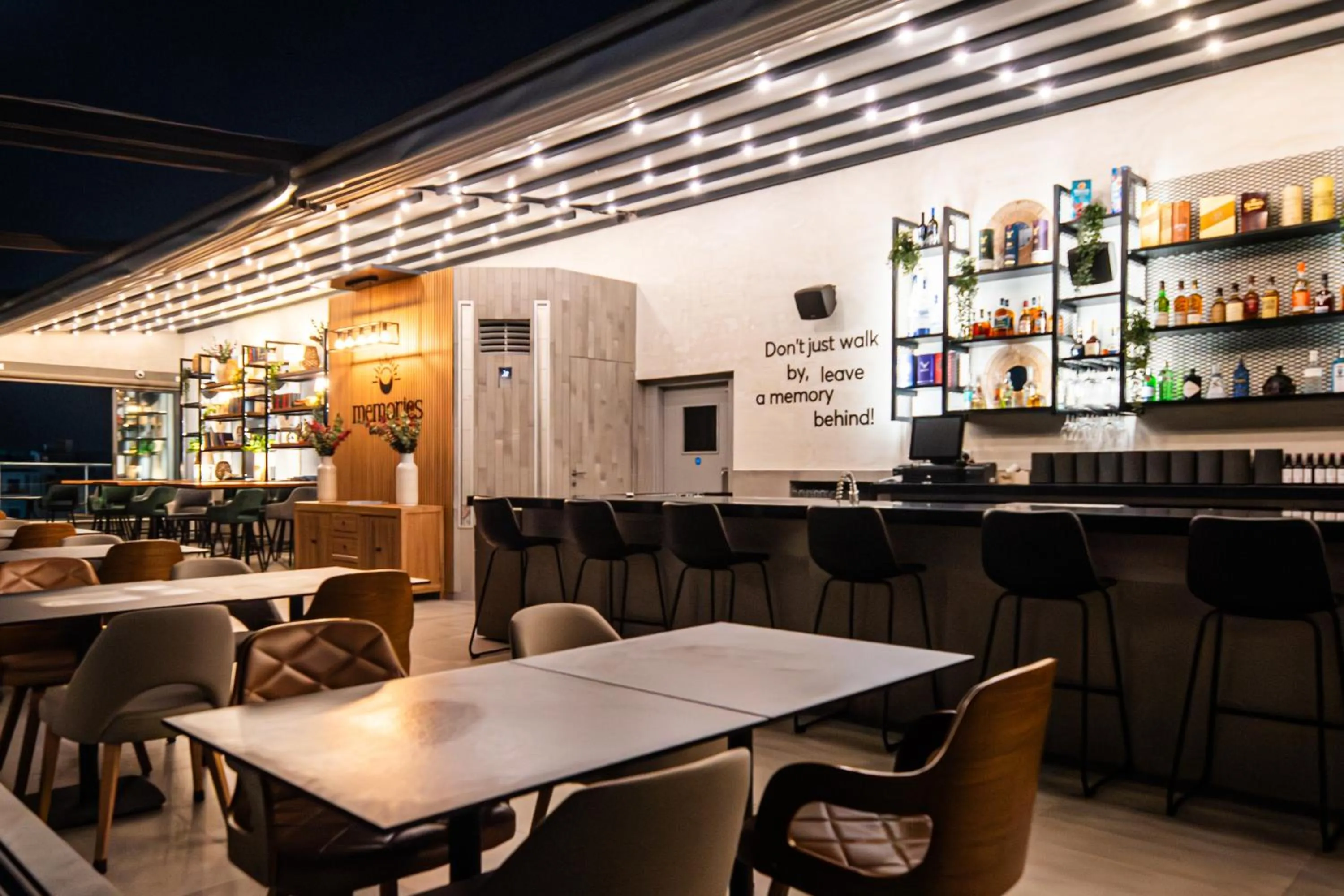 Restaurant/places to eat in Rise Urban Art Hotel