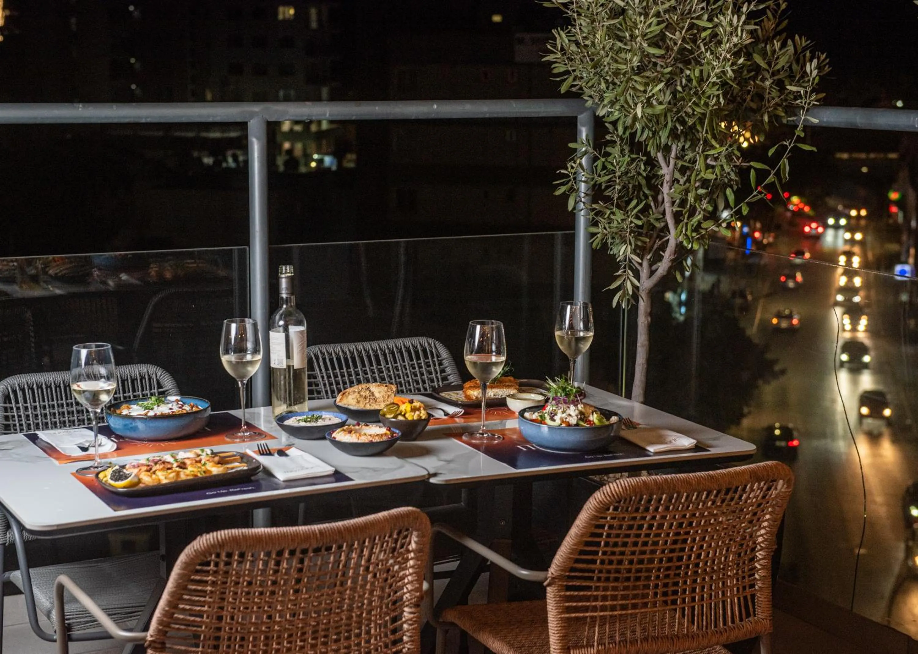 Restaurant/places to eat in Rise Urban Art Hotel