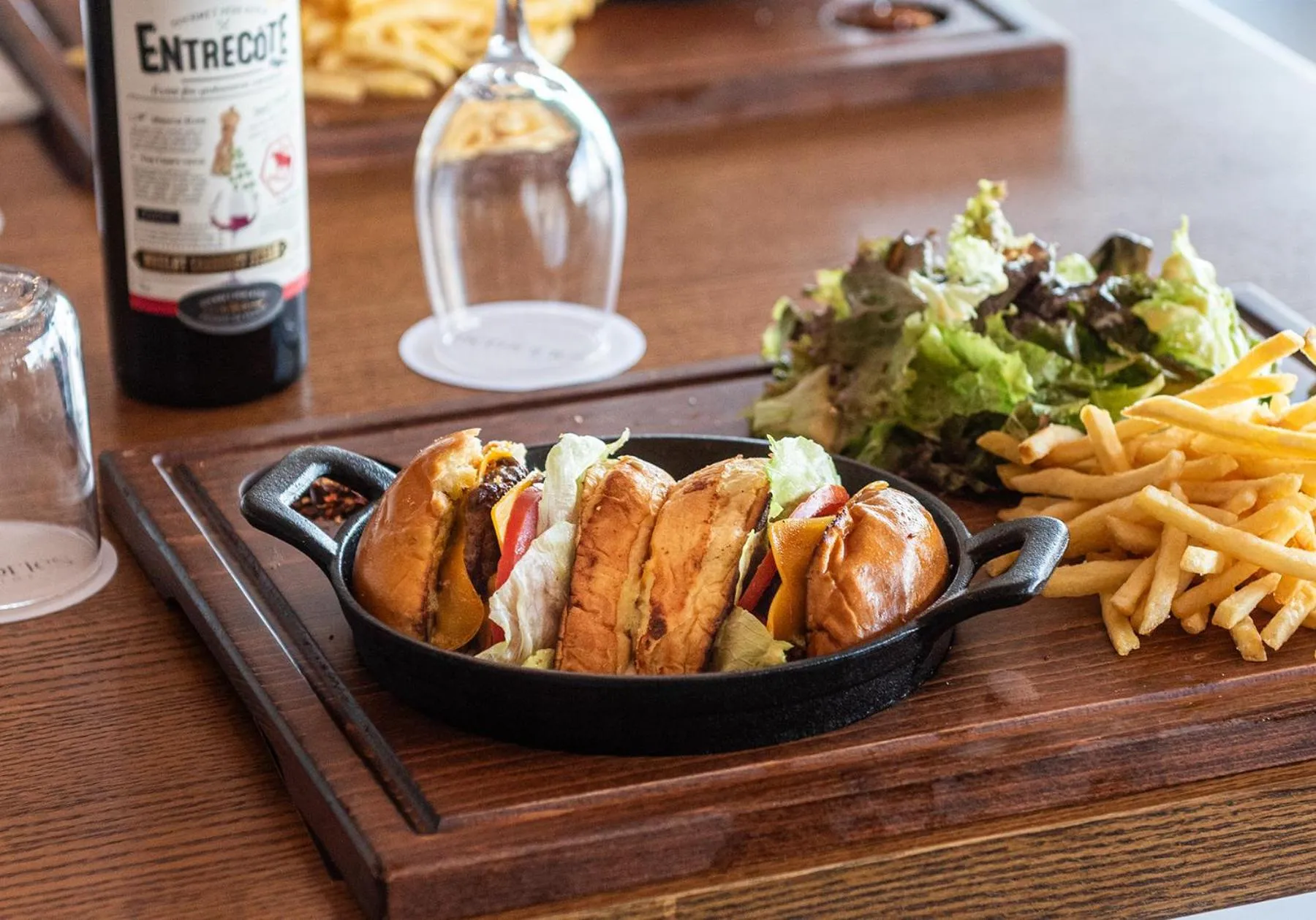 Restaurant/places to eat in Rise Urban Art Hotel