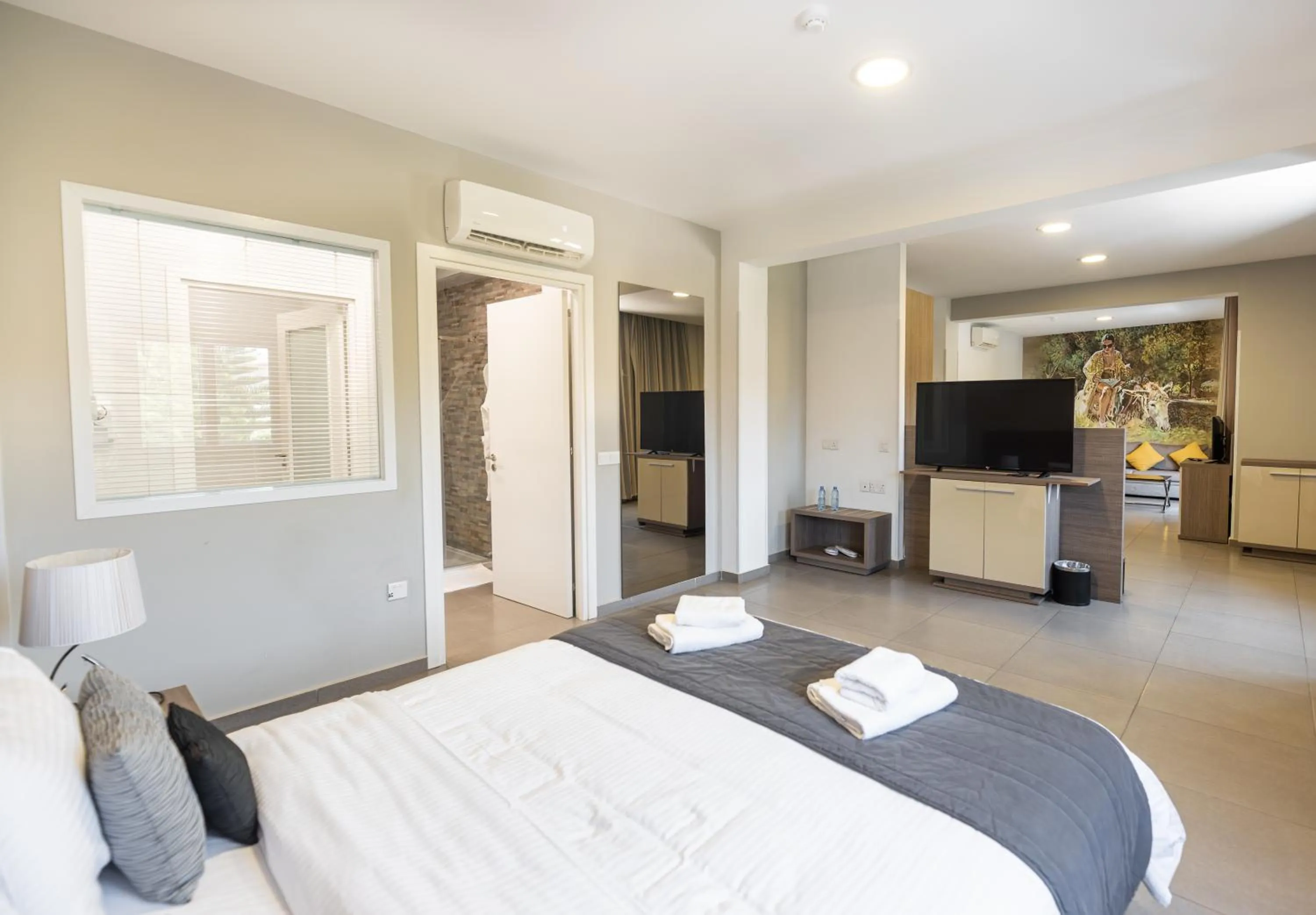 Bathroom, Bed in Rise Urban Art Hotel