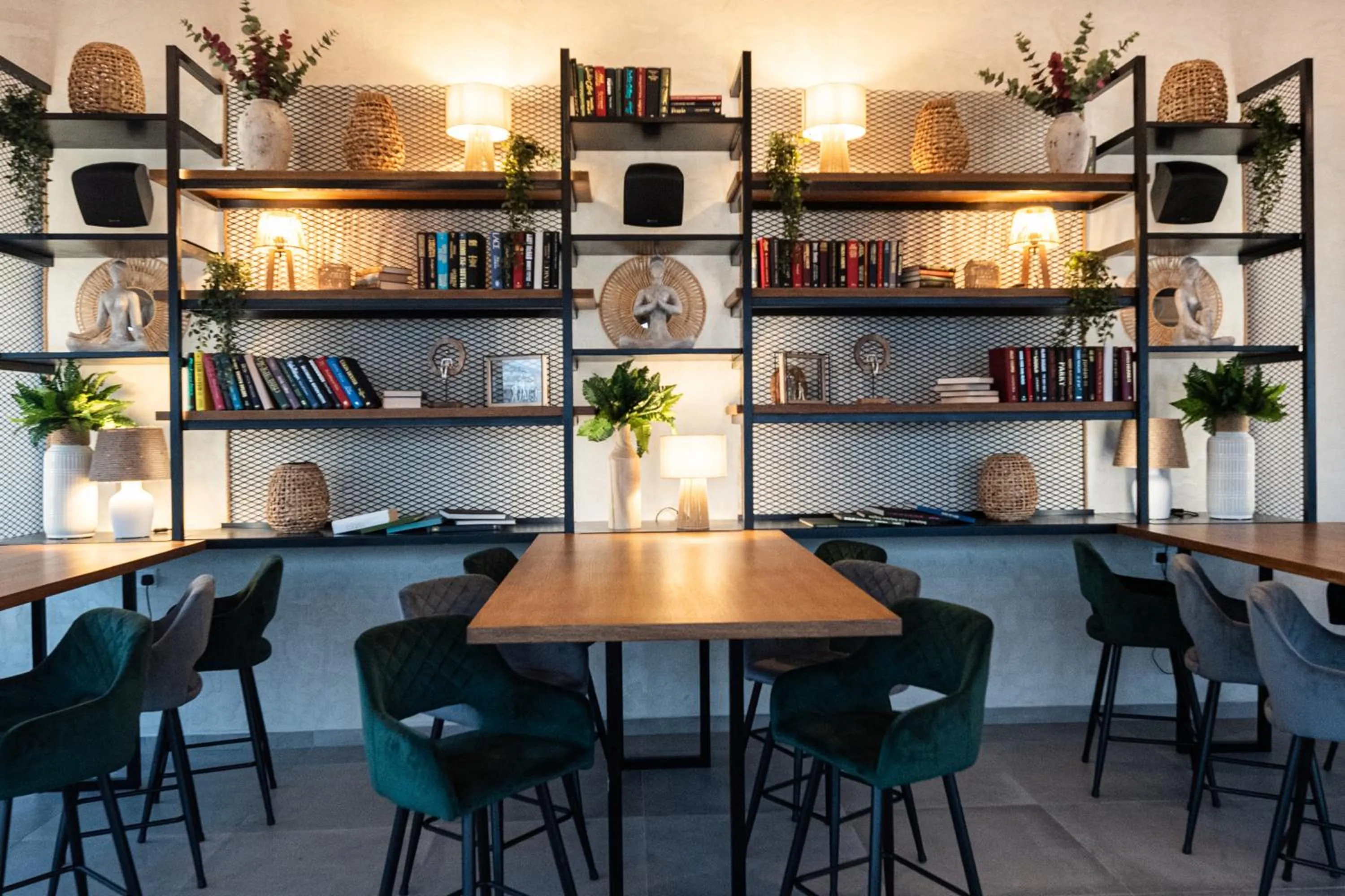 Restaurant/places to eat in Rise Urban Art Hotel