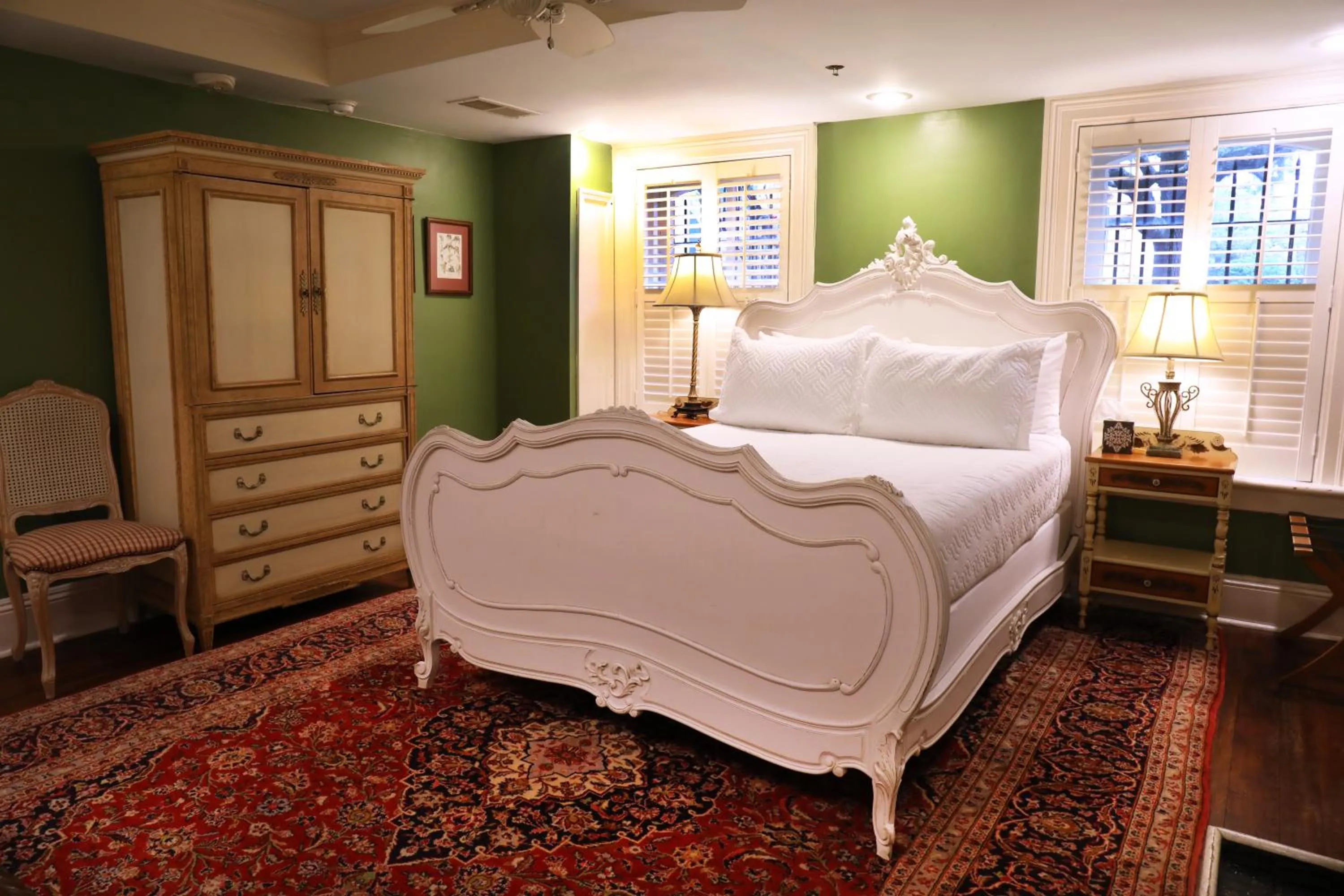 Bed in Justine Inn Savannah