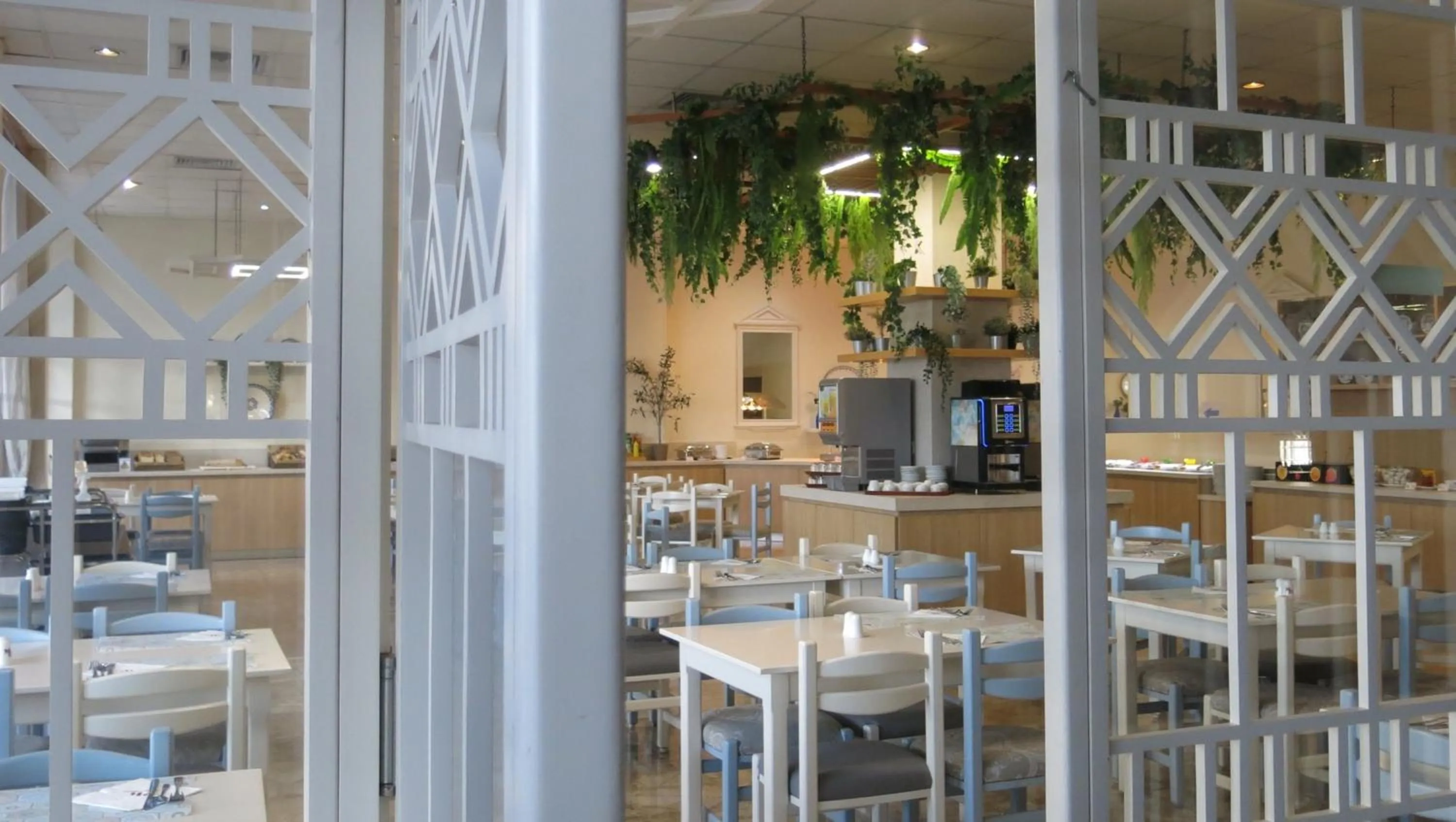 Restaurant/places to eat in Marina Hotel