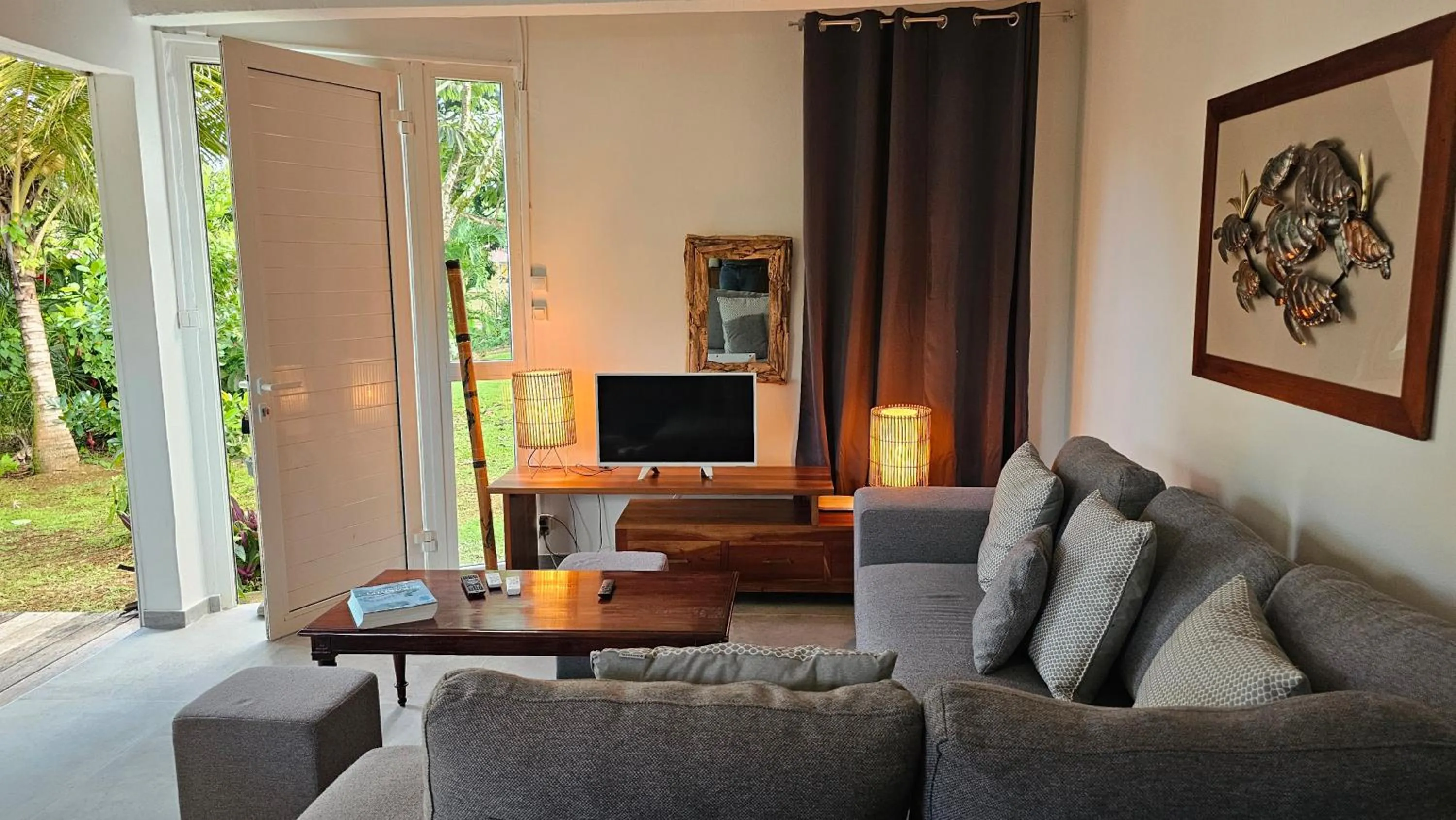 TV and multimedia in Habitation Villa Les Cassias