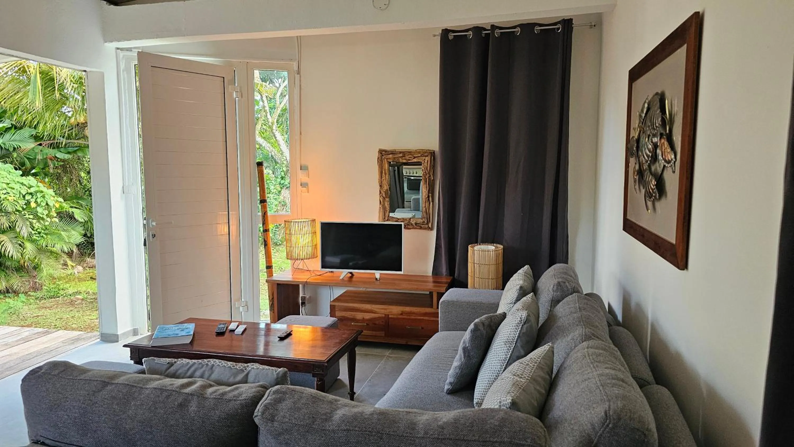 TV and multimedia in Habitation Villa Les Cassias