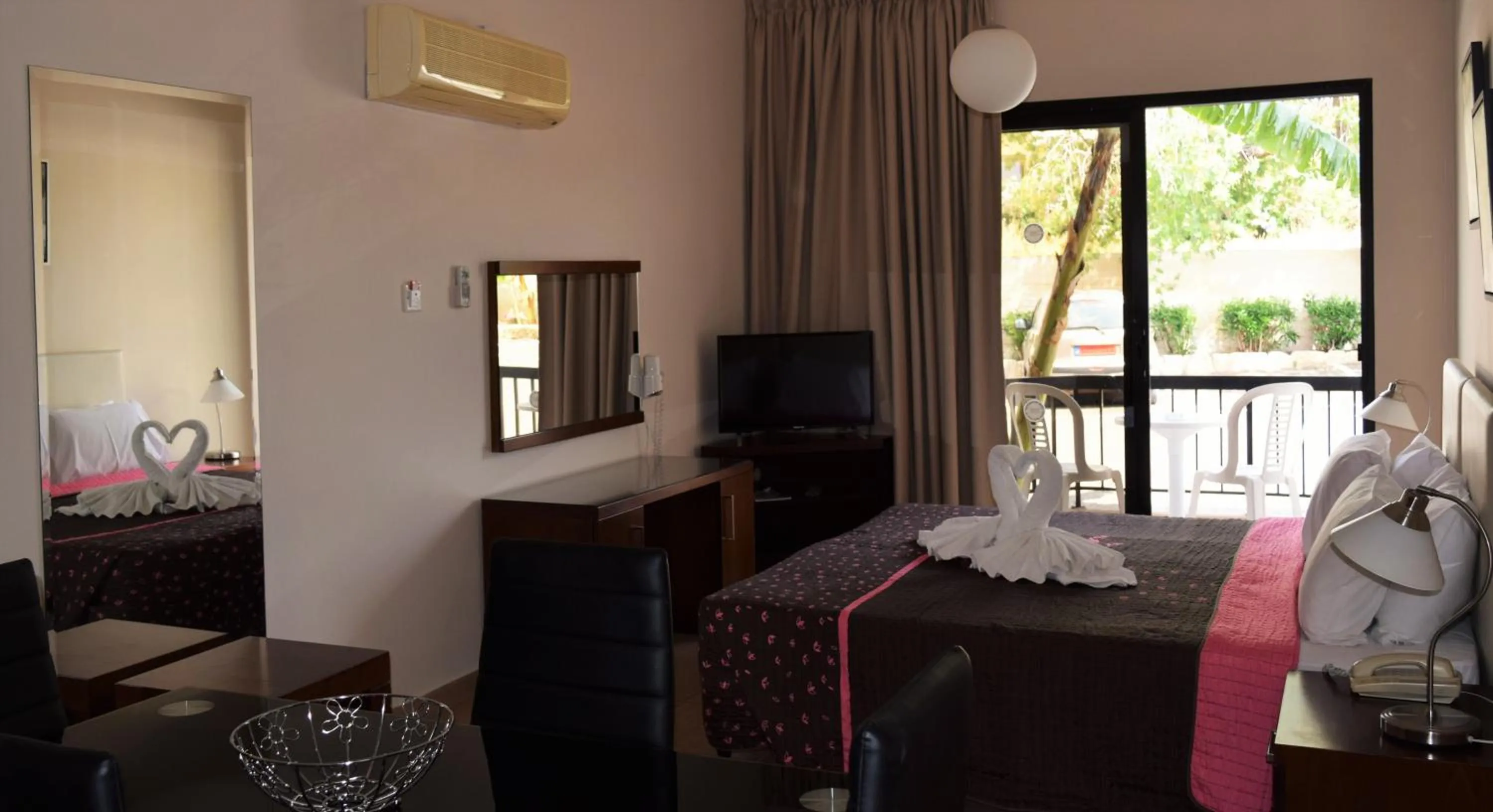 TV and multimedia, Bed in Anna Hotel Apartments