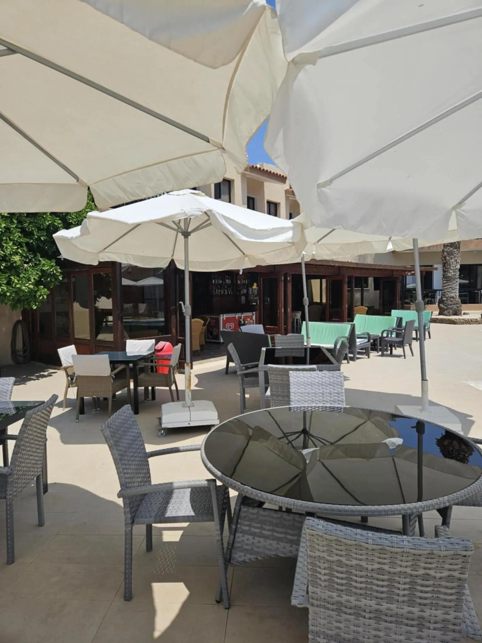 Restaurant/places to eat in Anna Hotel Apartments