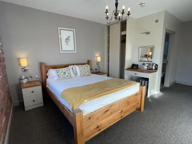 Bedroom, Bed in Cock O' Barton