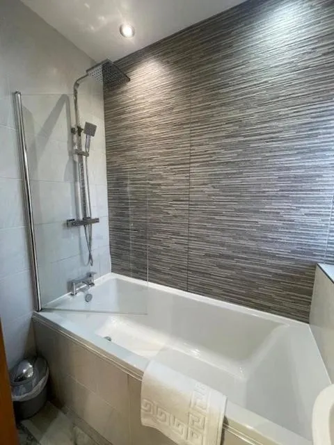 Bathroom in Cock O' Barton