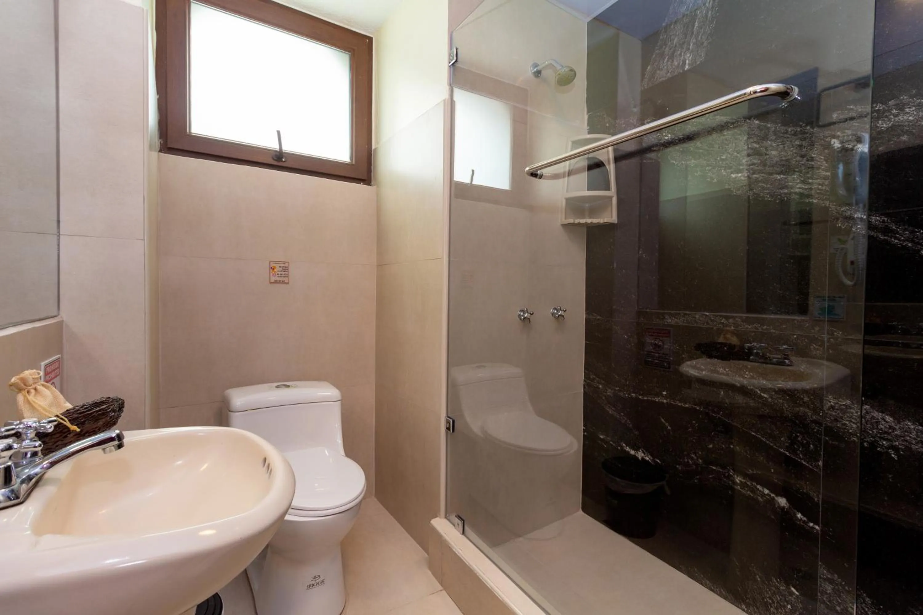 Toilet in Friends Hotel & Rooftop - Historic Center & Museums