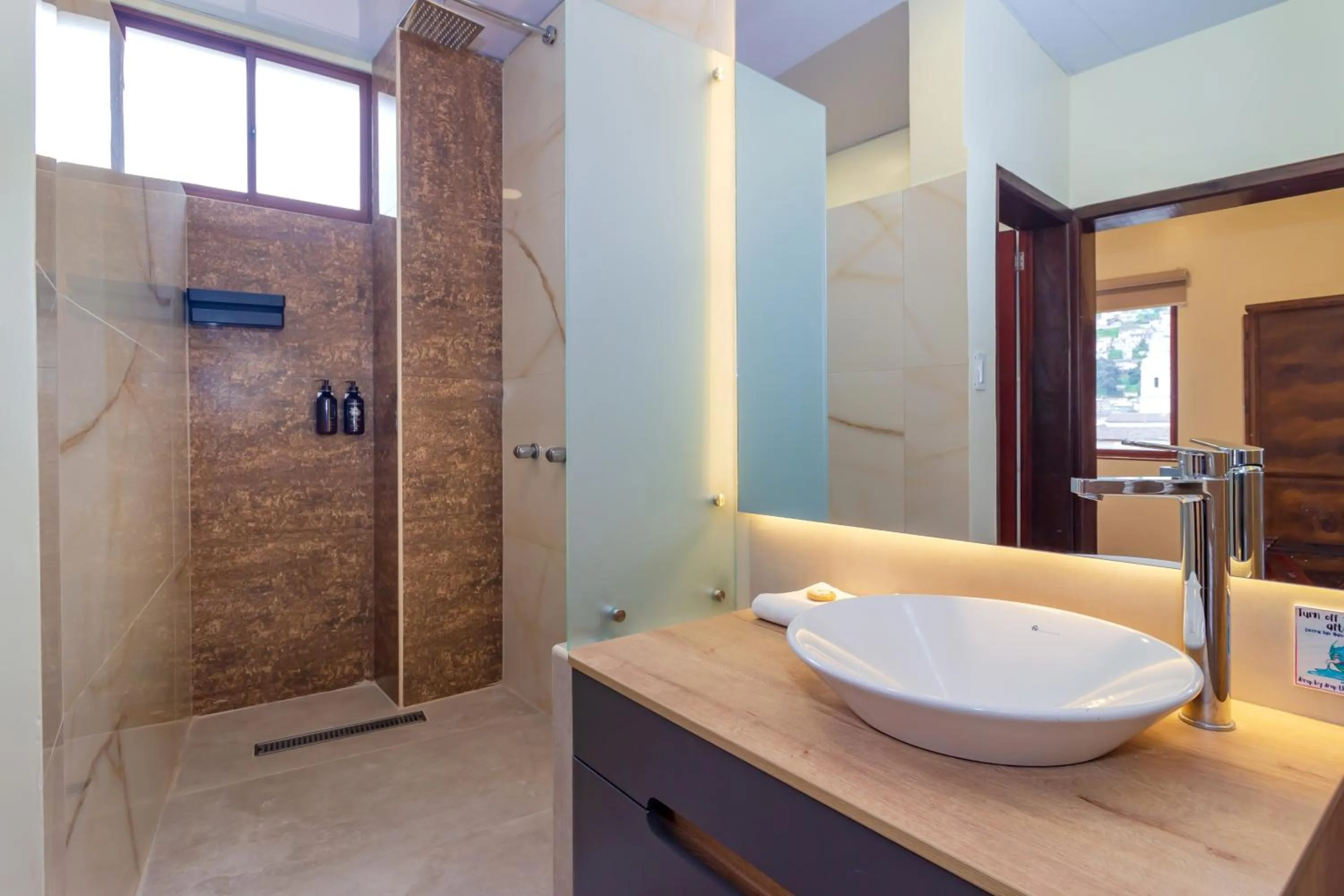 Toilet in Friends Hotel & Rooftop - Historic Center & Museums