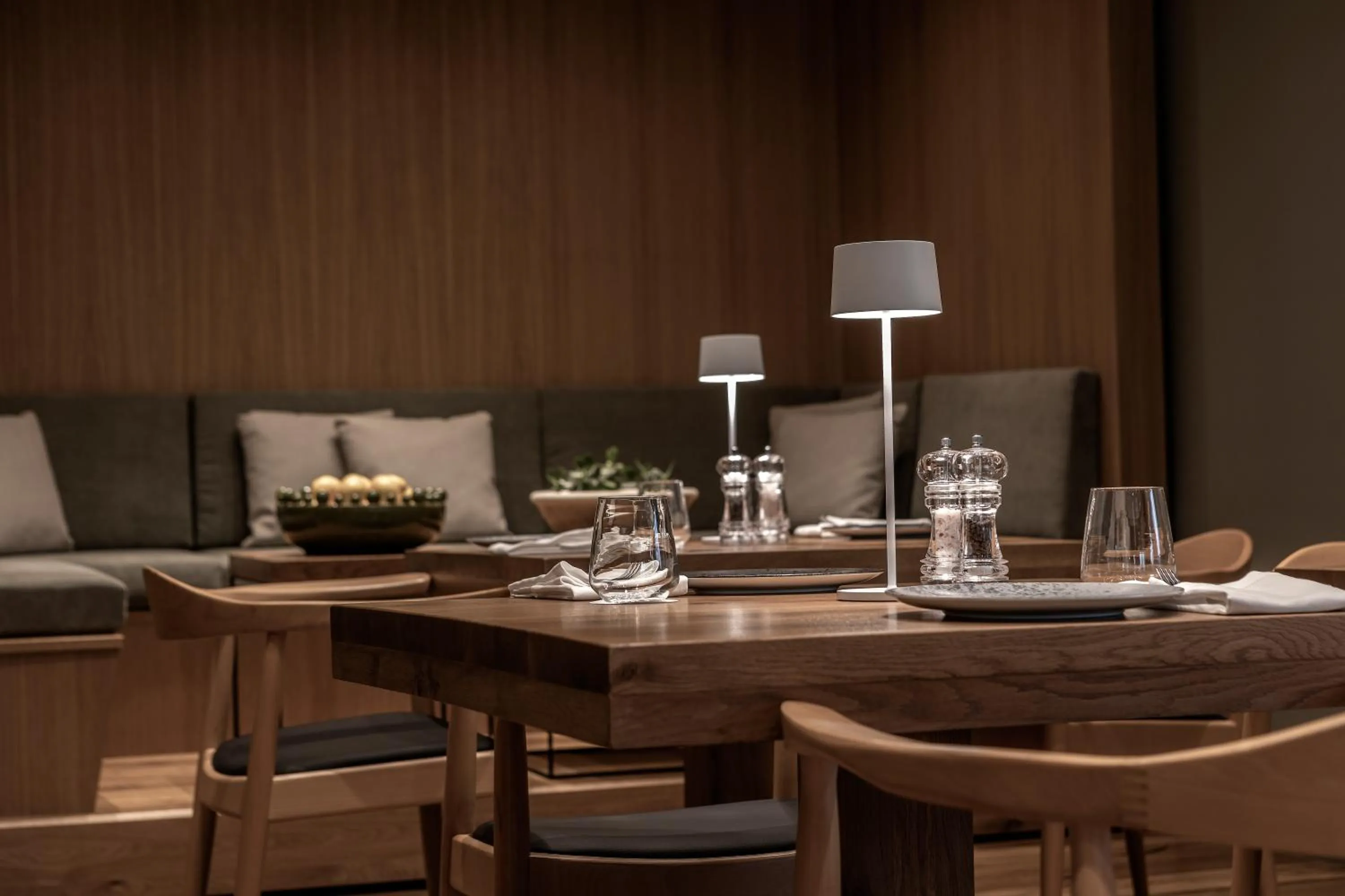 Restaurant/places to eat in Anemi Hotel & Suites