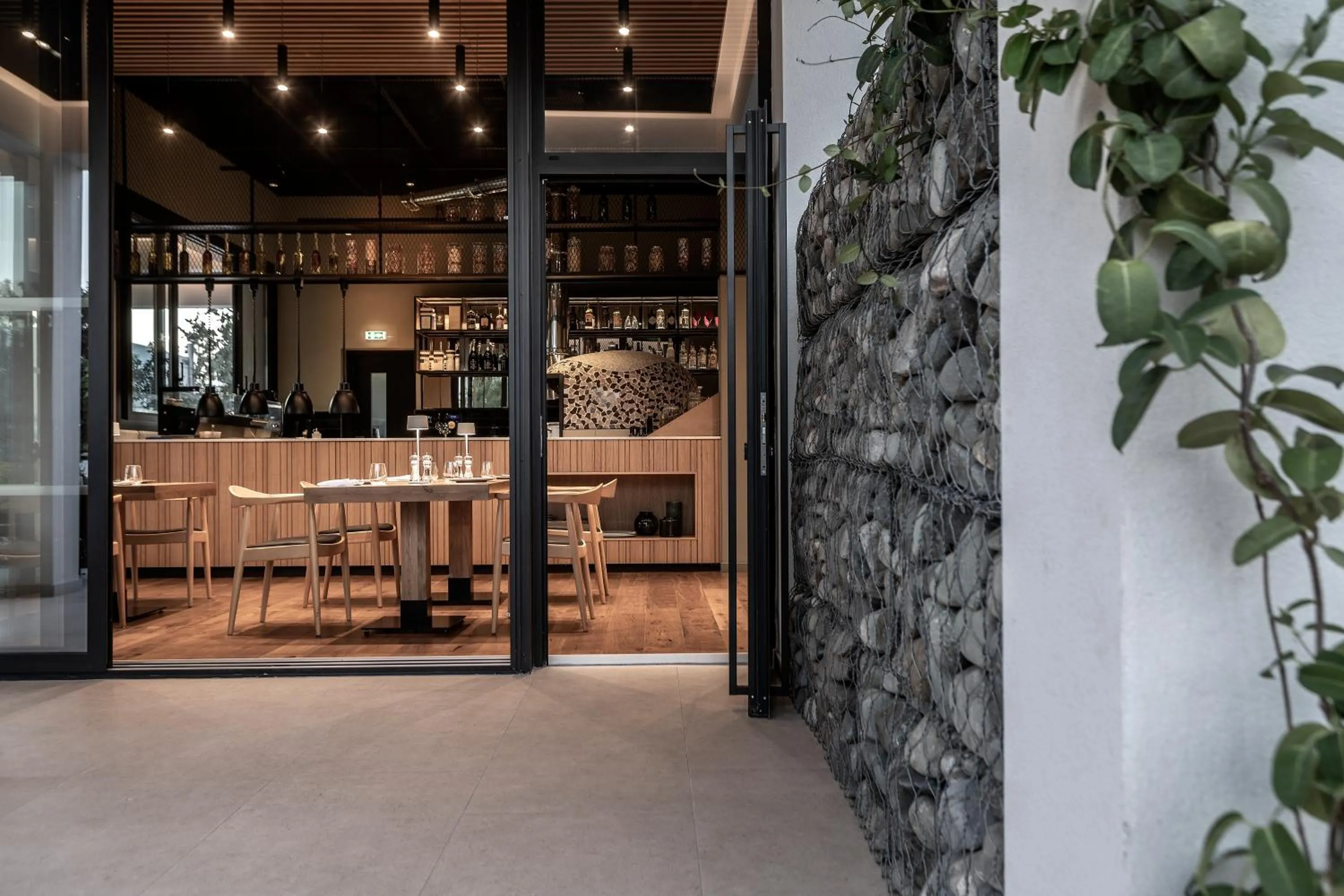 Restaurant/places to eat in Anemi Hotel & Suites