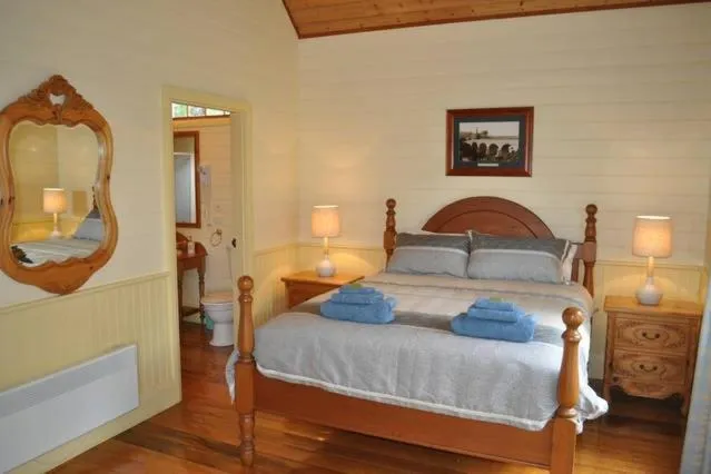 Deluxe Queen Room in The Mill House Cottage