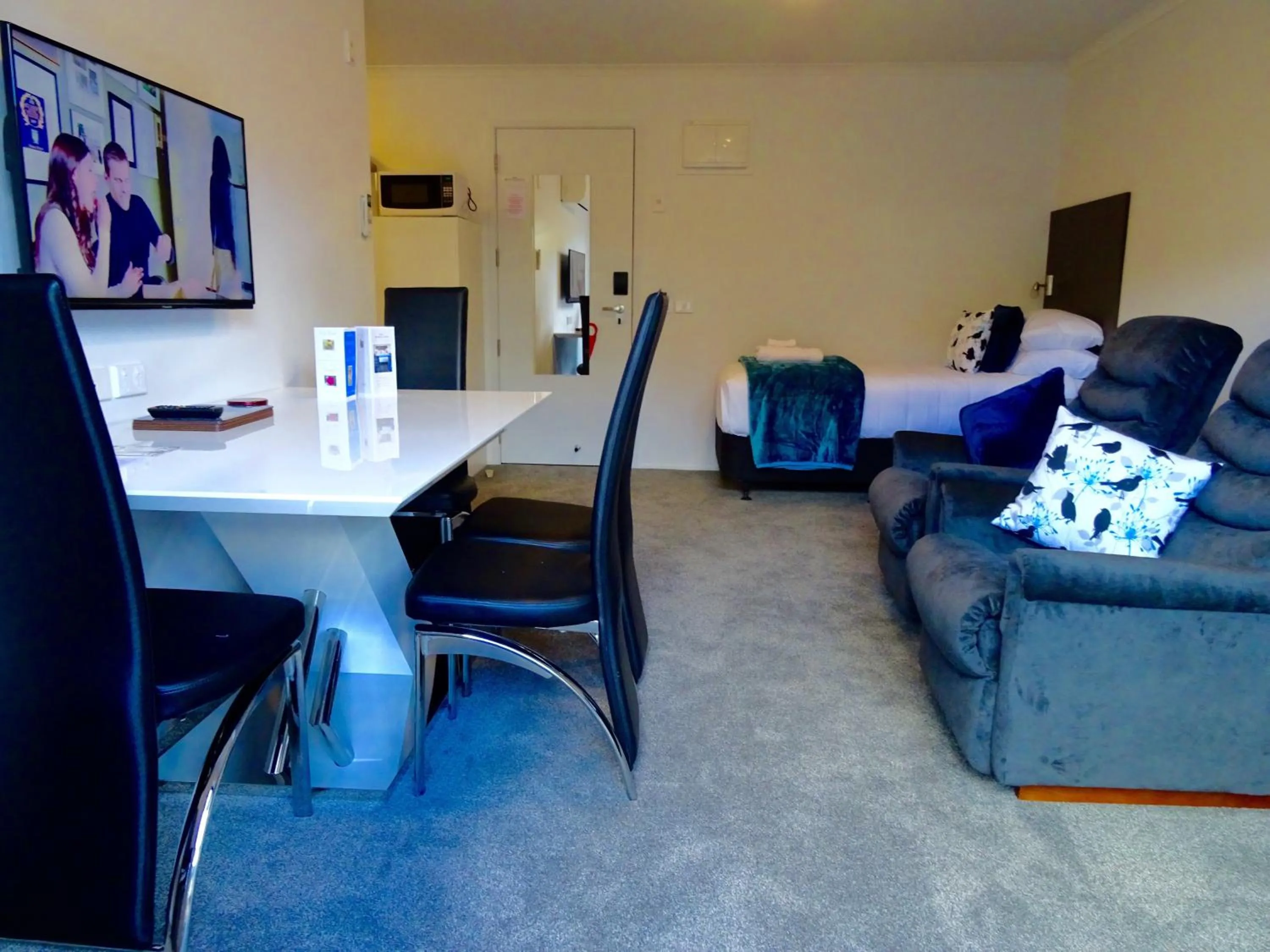 Photo of the whole room in BKs Premier Motel Hamilton