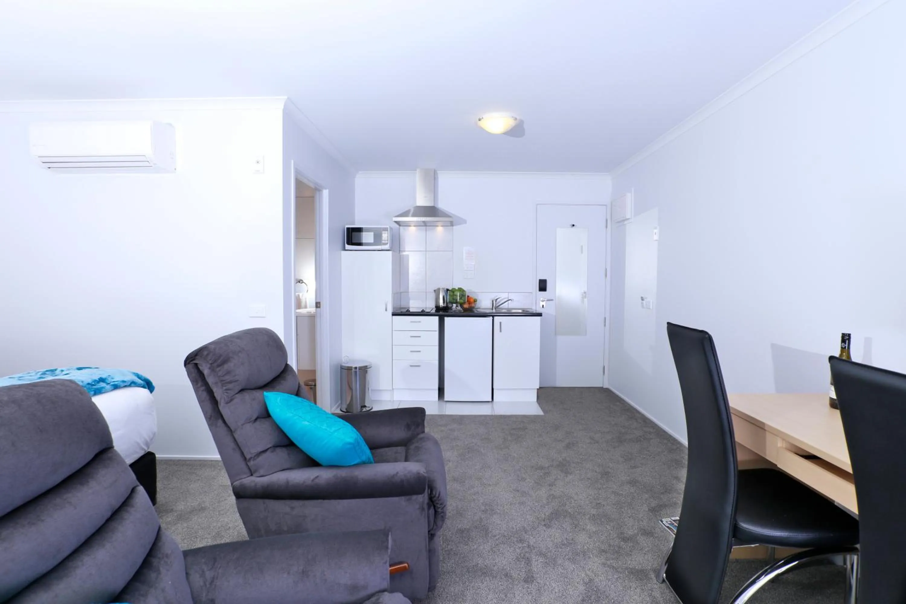 Kitchen or kitchenette in BKs Premier Motel Hamilton