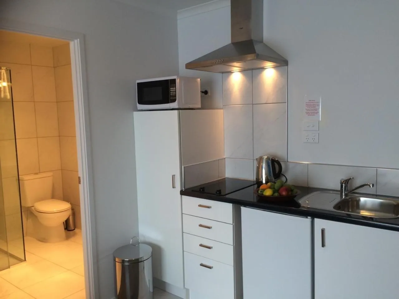 Kitchen or kitchenette in BKs Premier Motel Hamilton