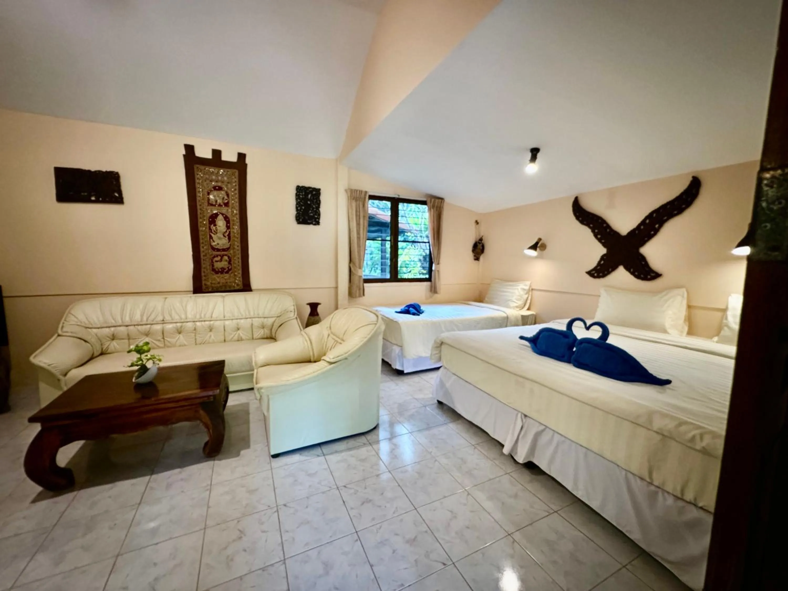 Seating area, Bed in Laguna Beach Club Resort