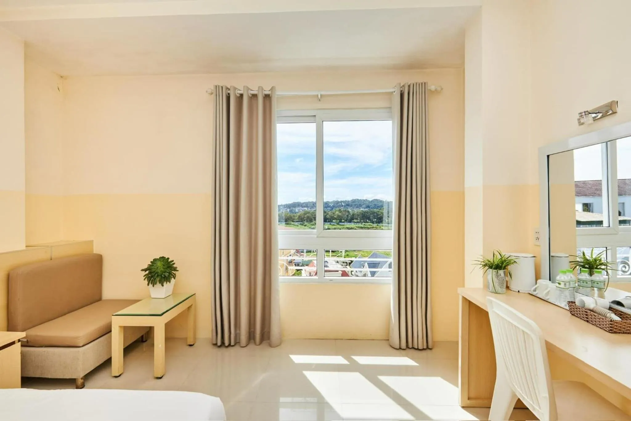 Balcony/Terrace, Bed in Ngoc Nguyen Anh Hotel Da Lat