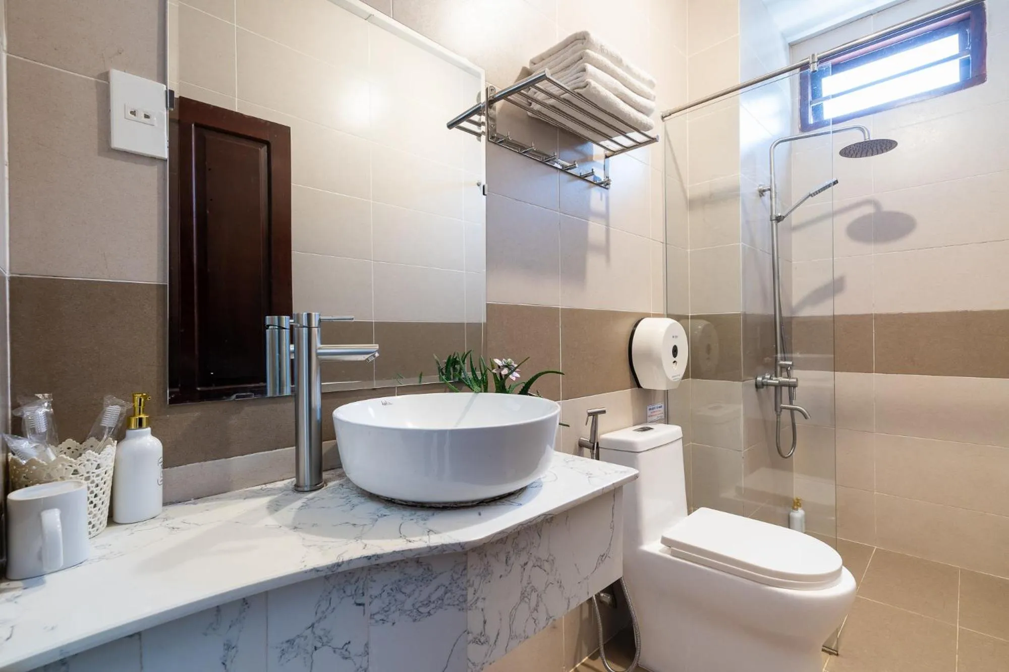 Shower in Ngoc Nguyen Anh Hotel Da Lat